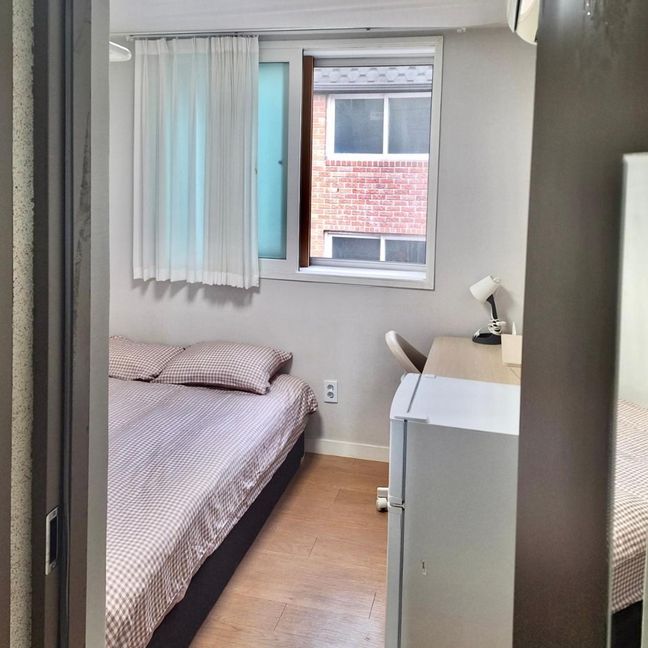 One-Bedroom Apartment - Photo 4