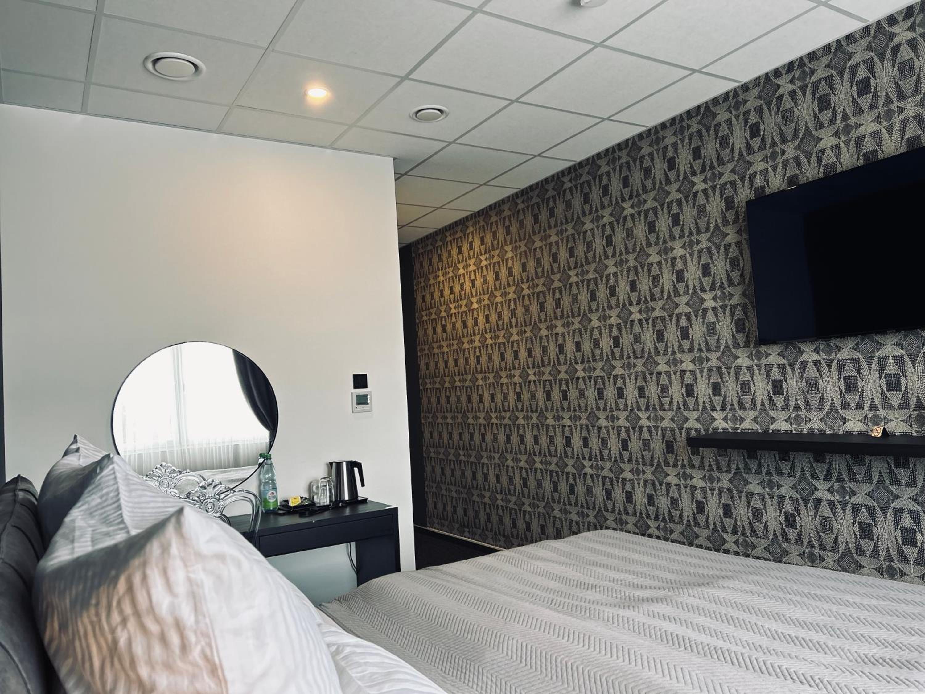 Deluxe Double Room - Photo 9