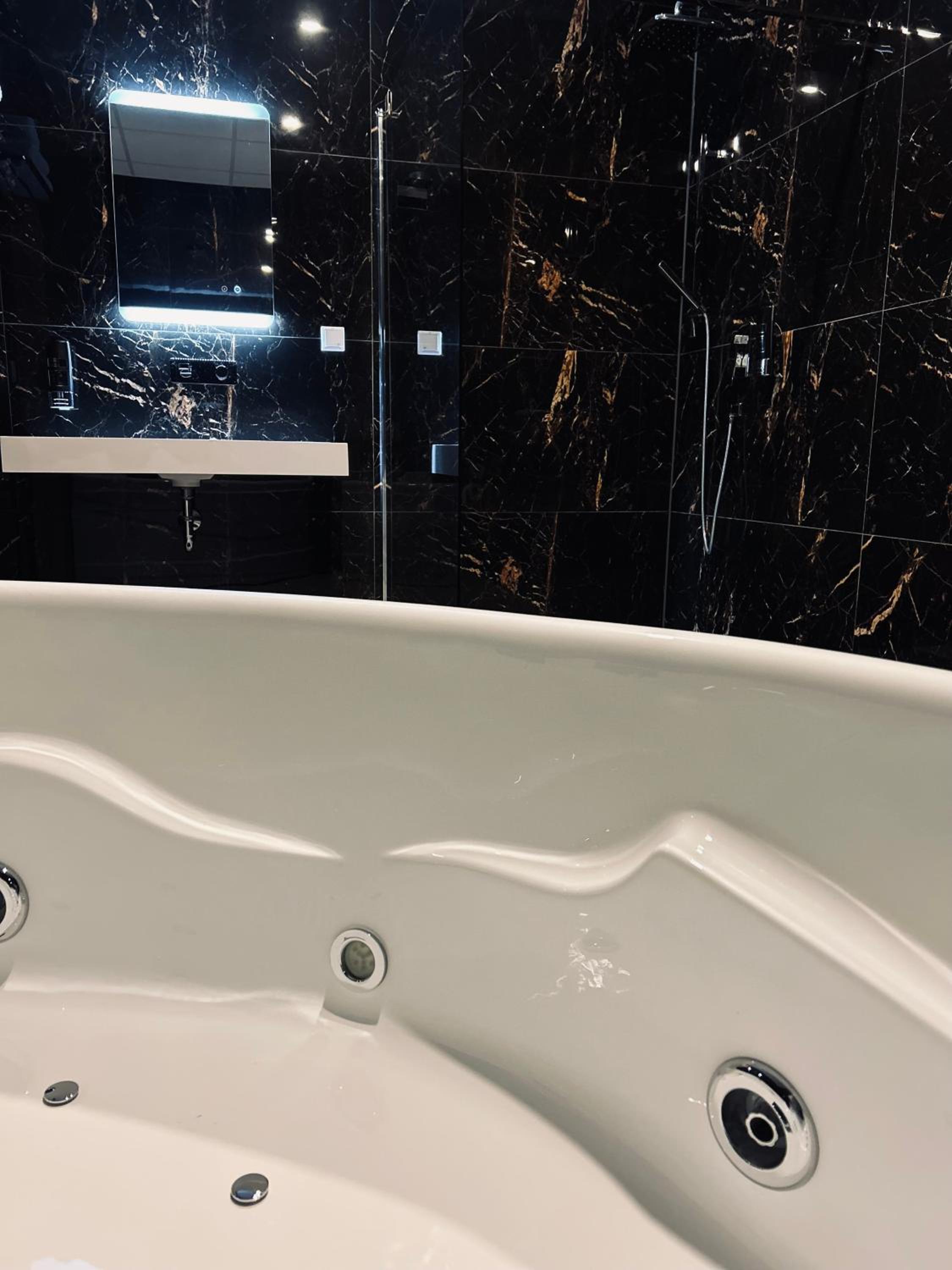 Suite with Spa Bath - Photo 4