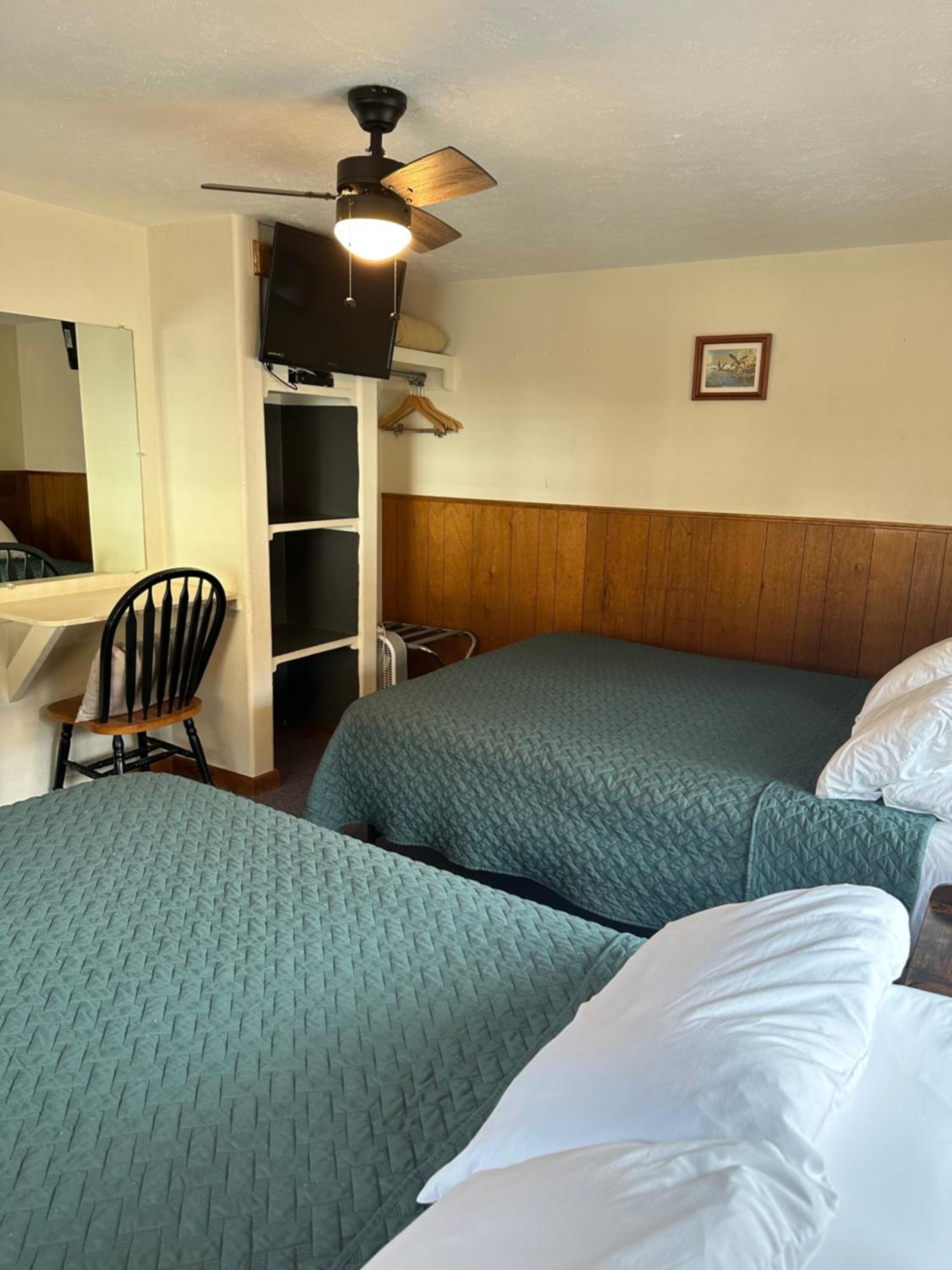 Deluxe Queen Room with Two Queen Beds photo 3