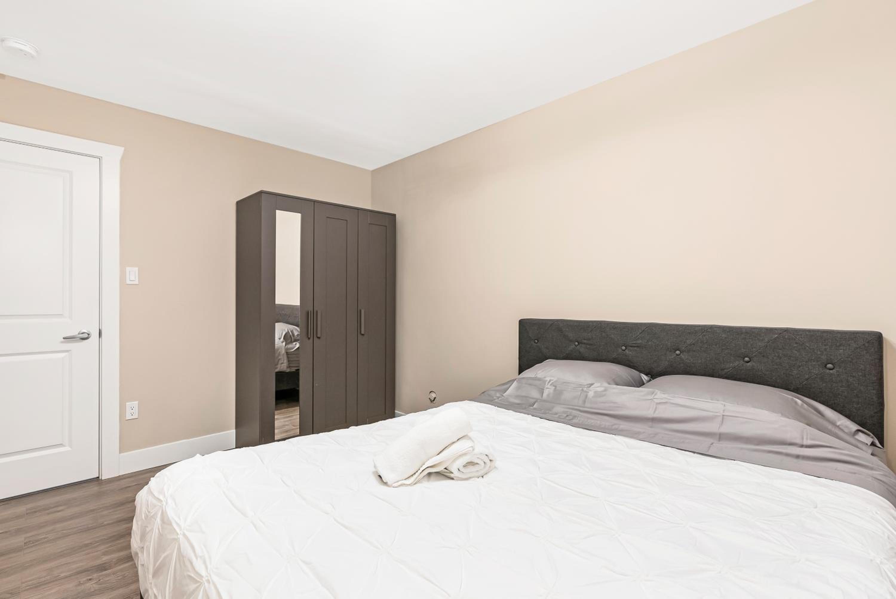Queen Room With Shared Bathroom photo 1
