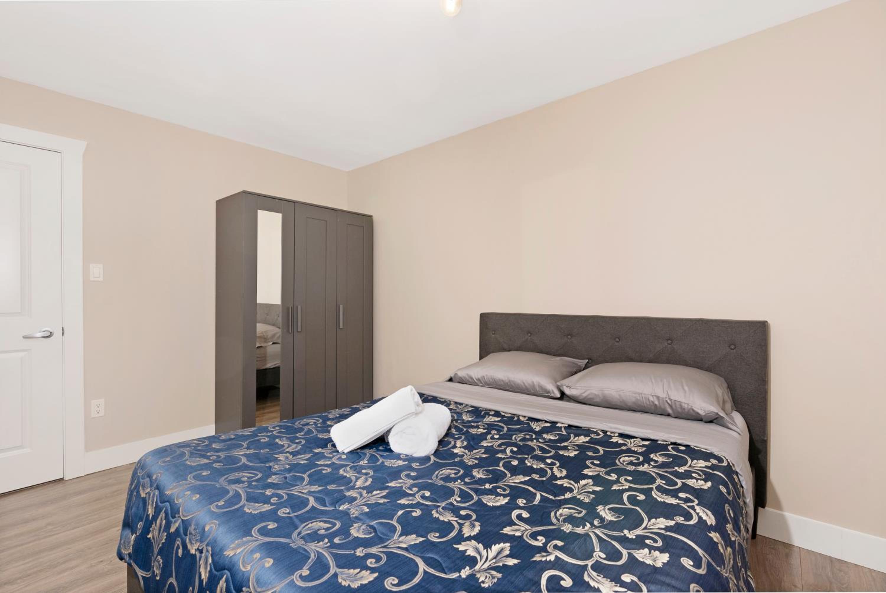 Queen Room With Shared Bathroom photo 1