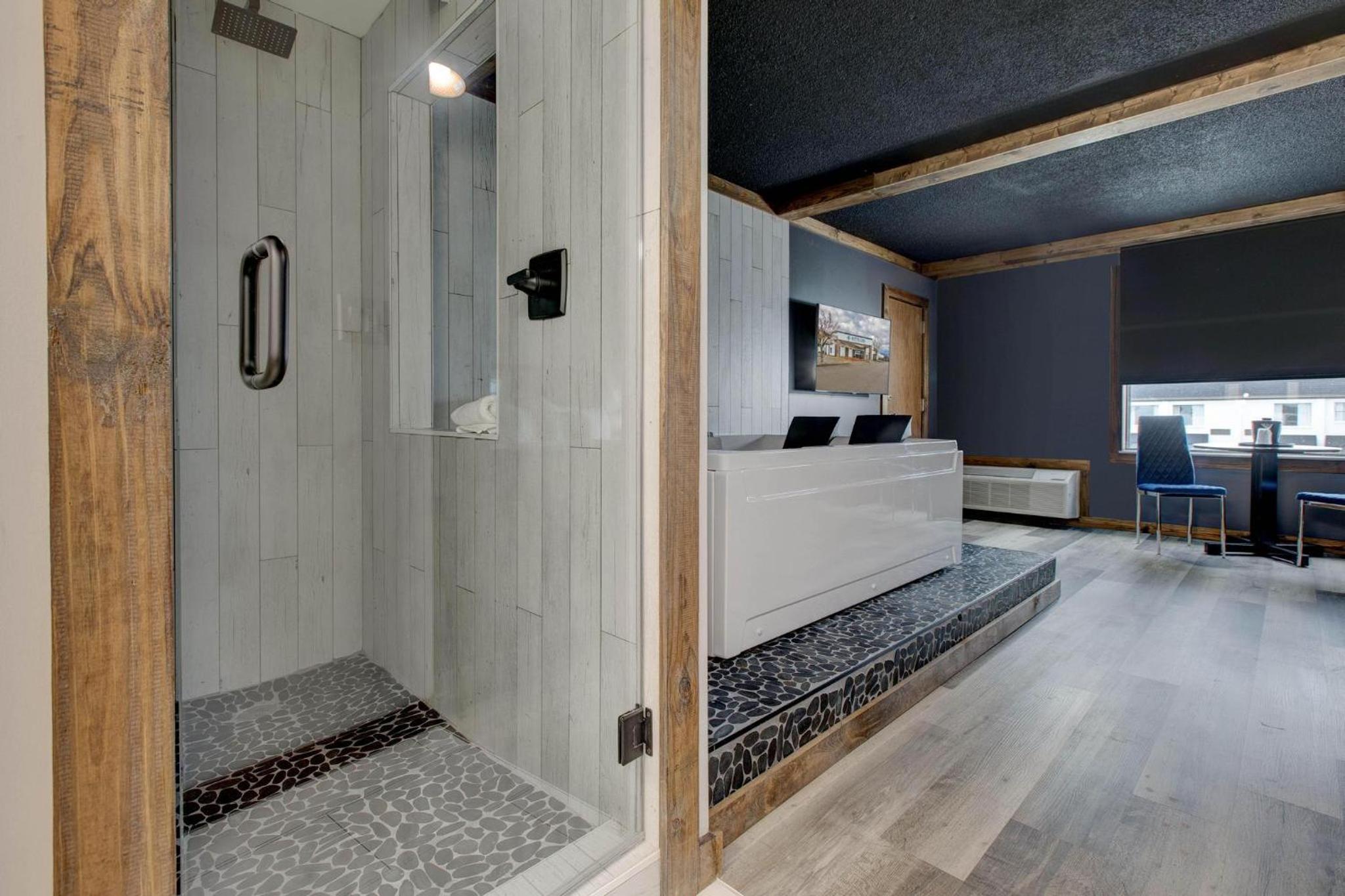 Deluxe King Suite - Non-Smoking - Photo 2
