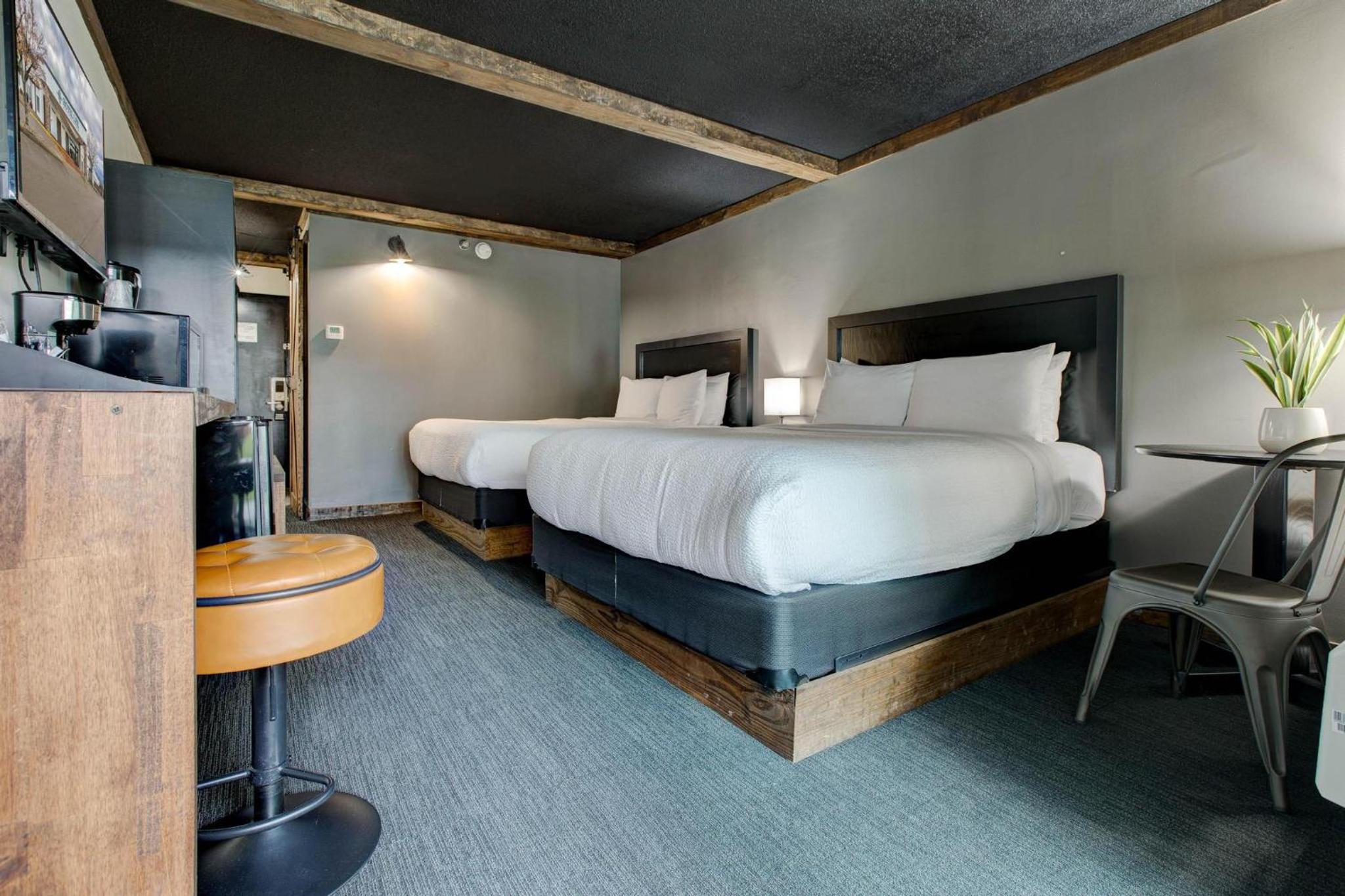 Queen Room with Two Queen Beds - Non-Smoking - Photo 3