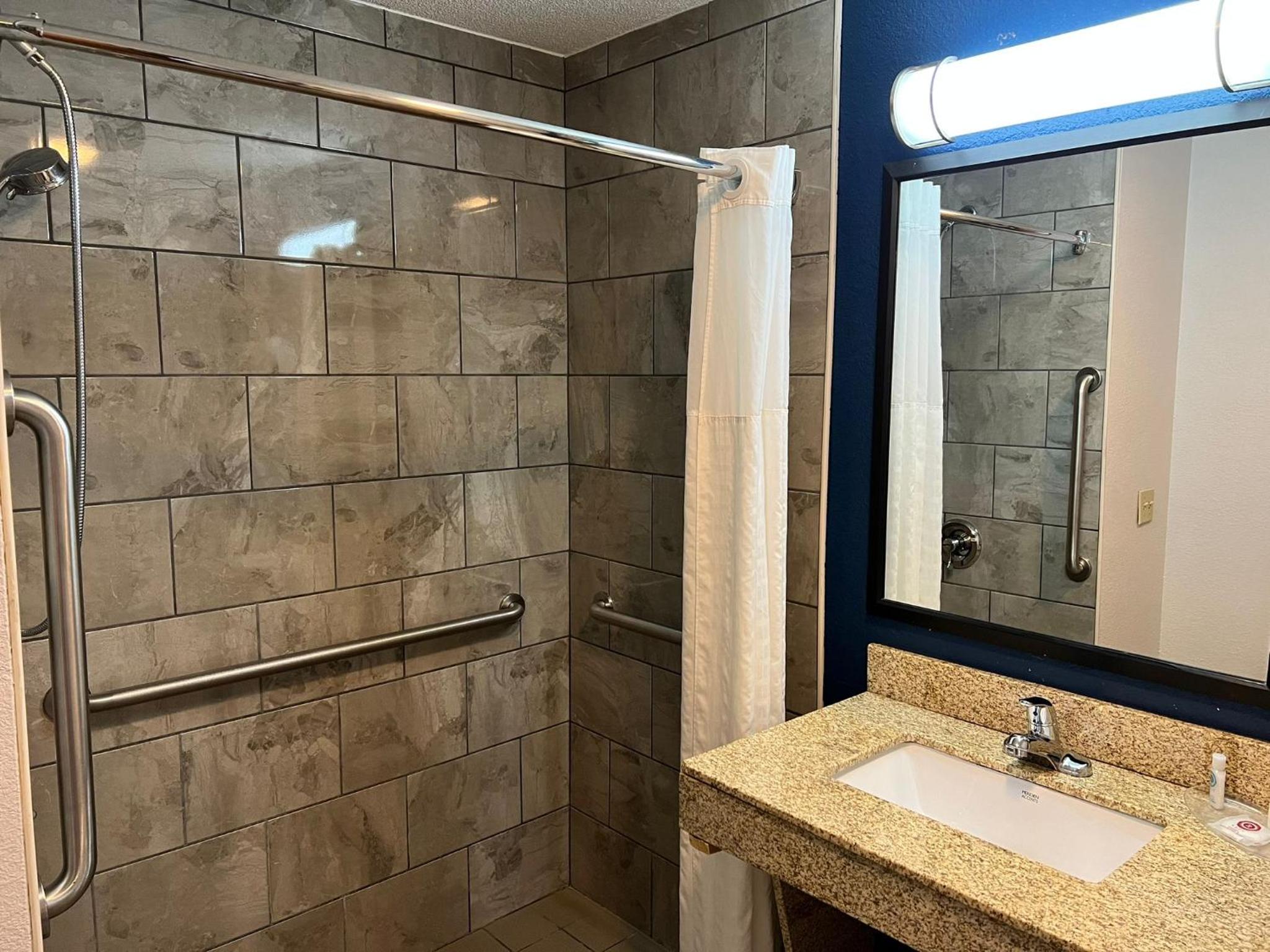King Suite - Accessible/Non-Smoking - Photo 31