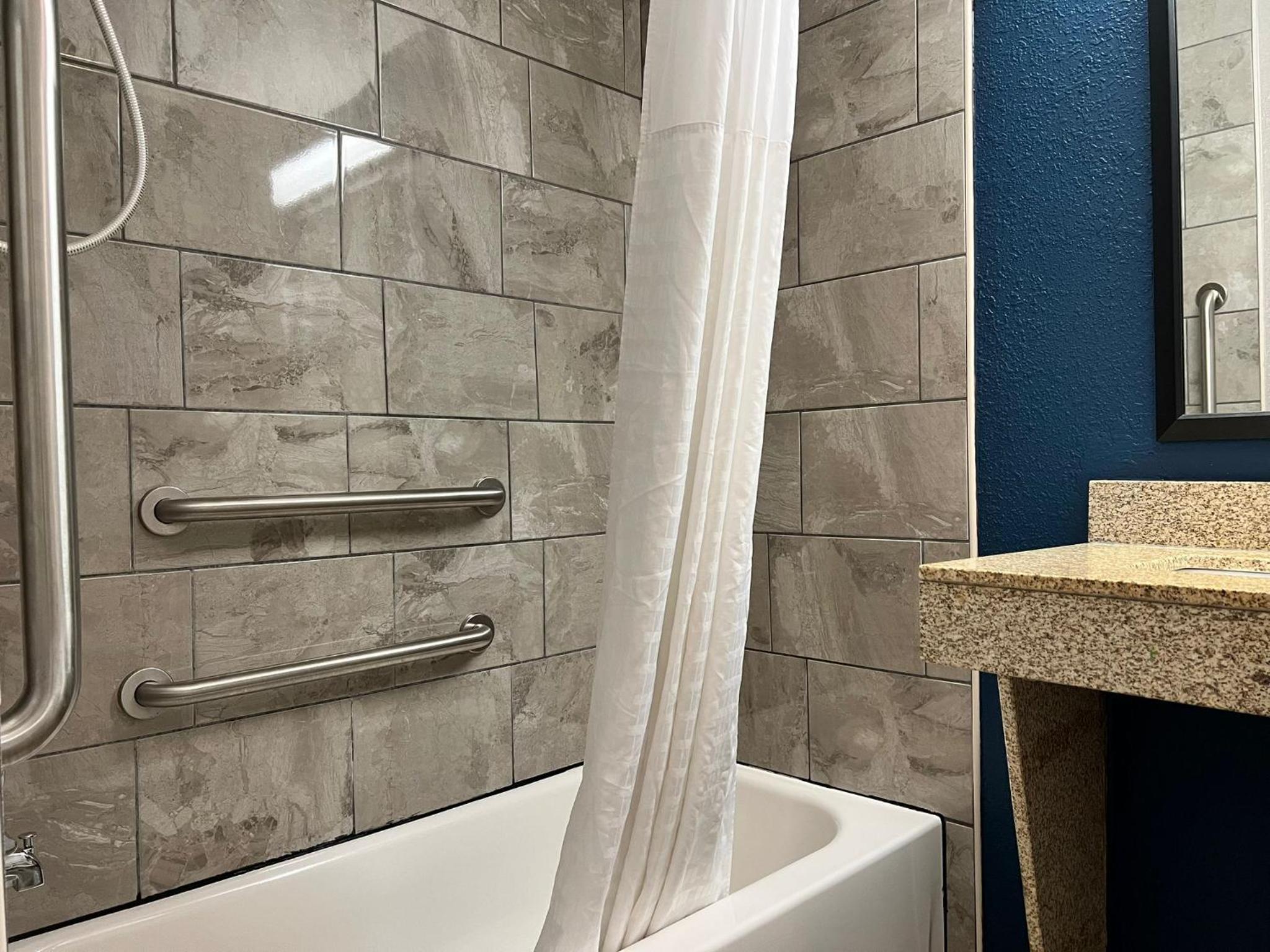 King Suite - Accessible/Non-Smoking - Photo 33