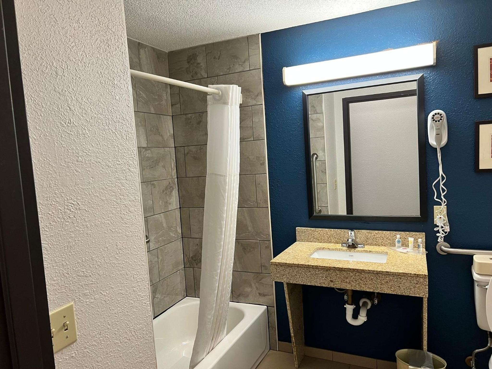 King Suite - Accessible/Non-Smoking - Photo 40