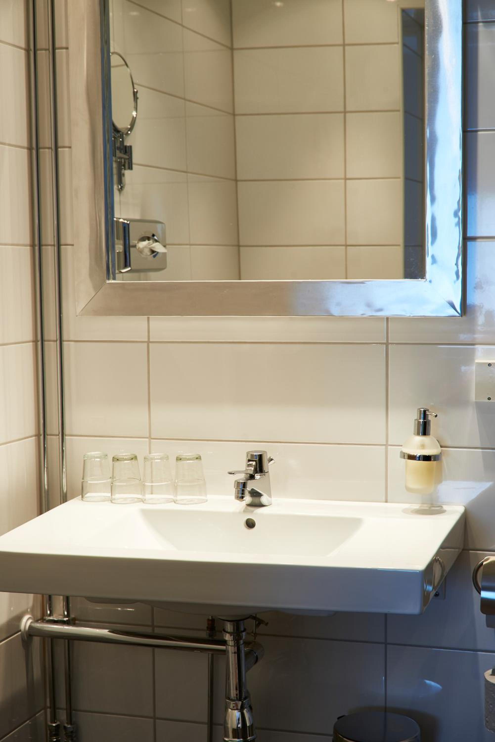 Standard Double Room - Photo 8