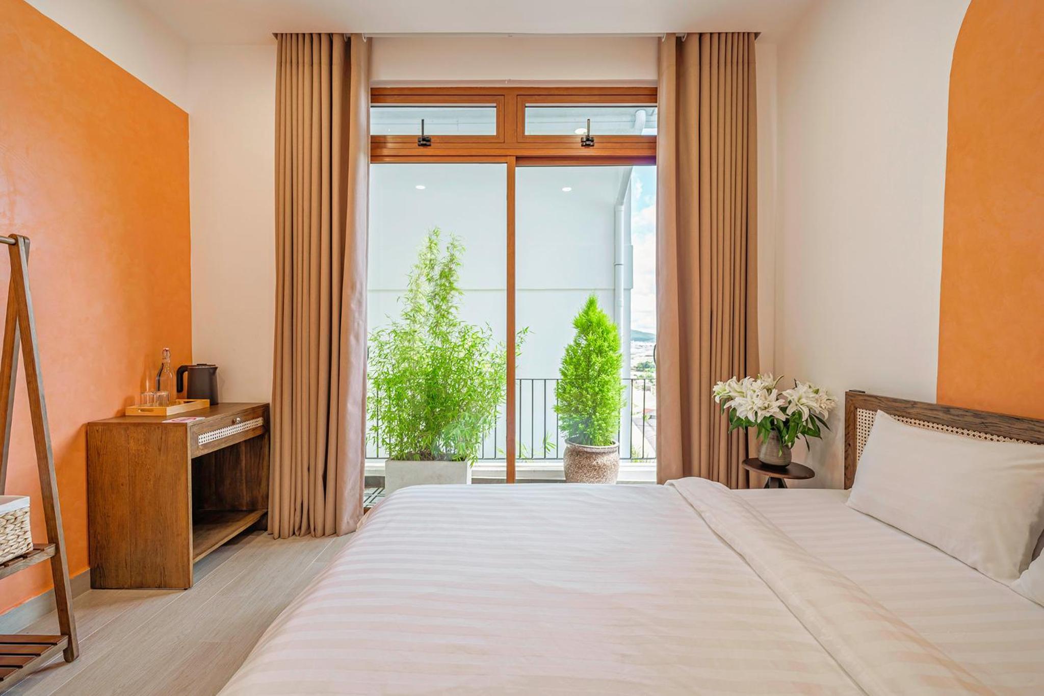 Deluxe Double Room with Balcony - Photo 17