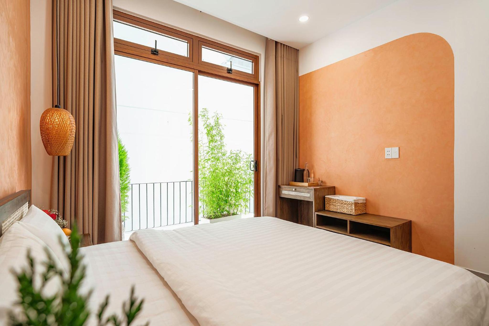Deluxe Double Room with Balcony - Photo 11