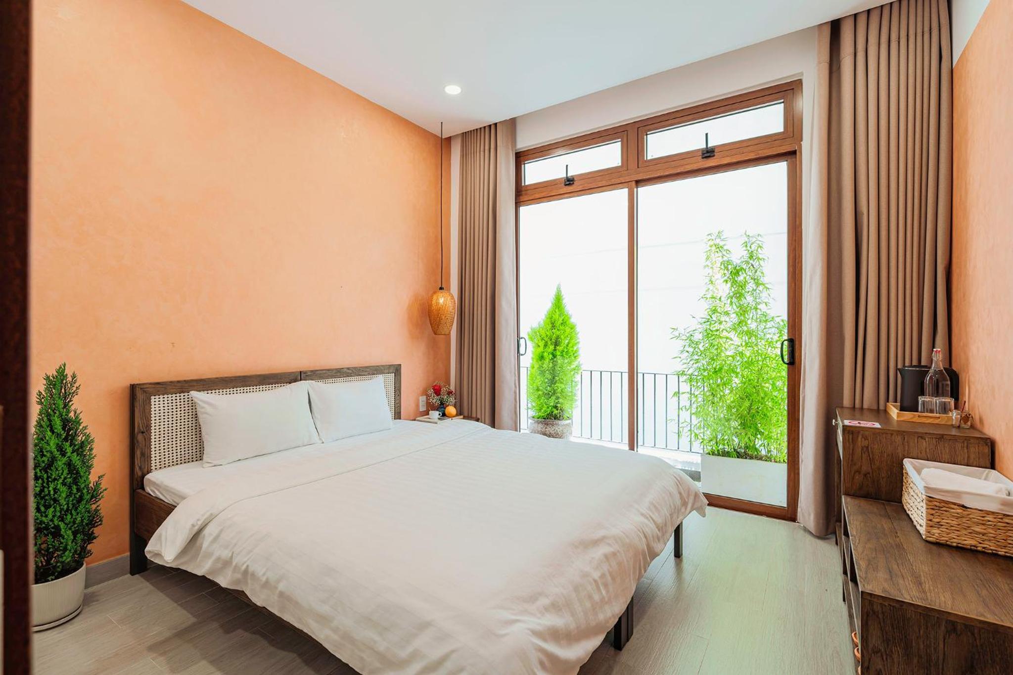 Deluxe Double Room with Balcony - Photo 21