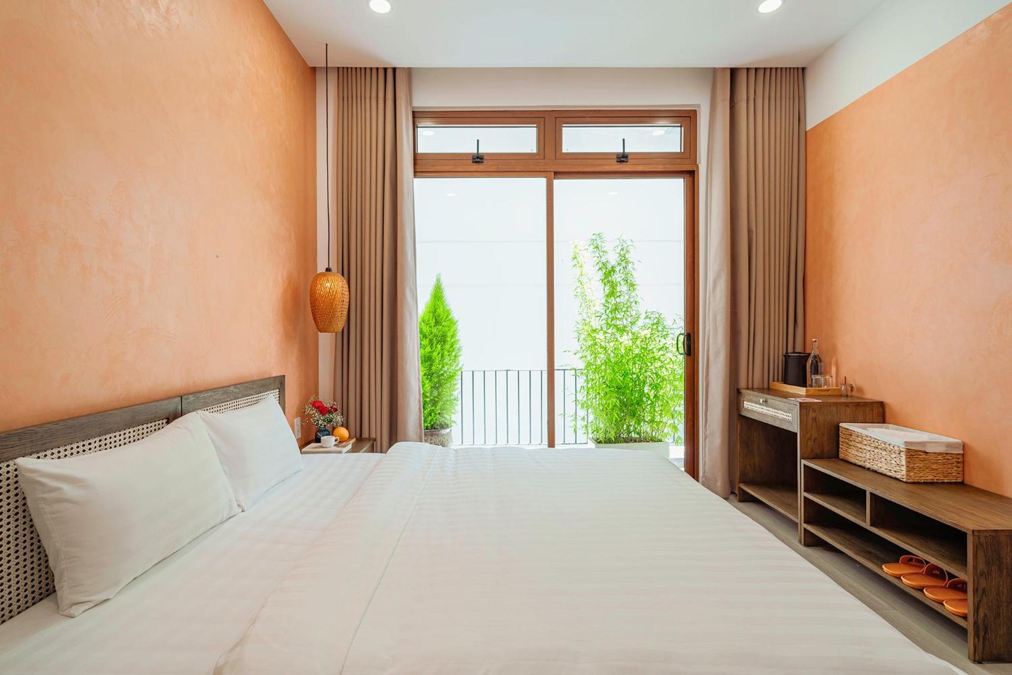 Deluxe Double Room with Balcony - Photo 10