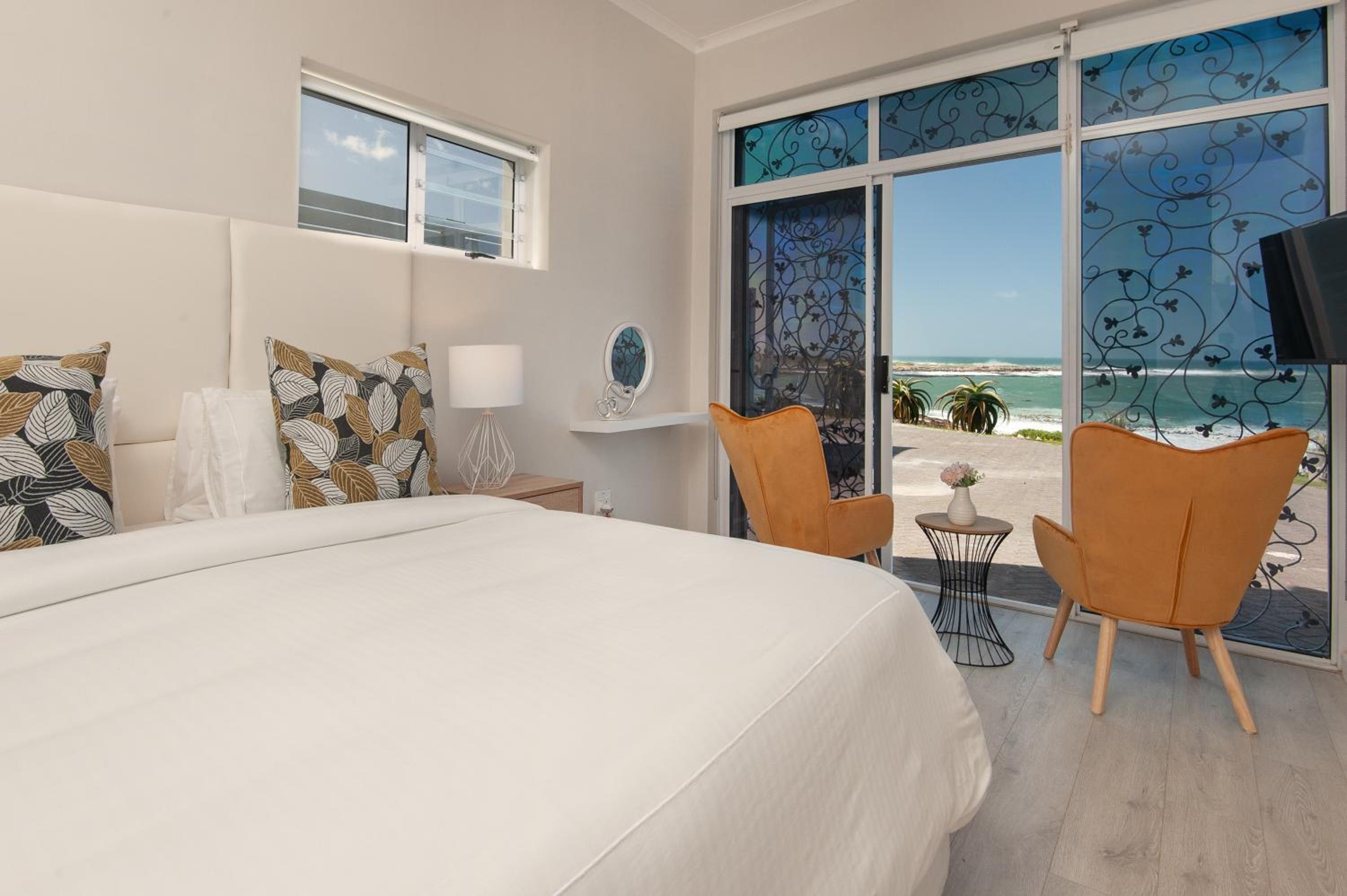 Deluxe King Suite photo 1
