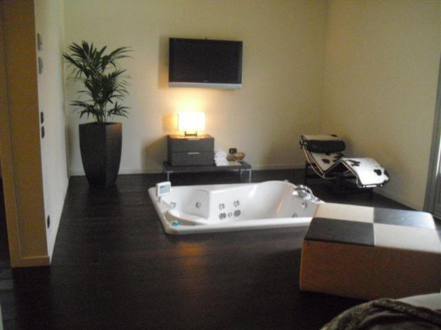 Suite - Photo 8