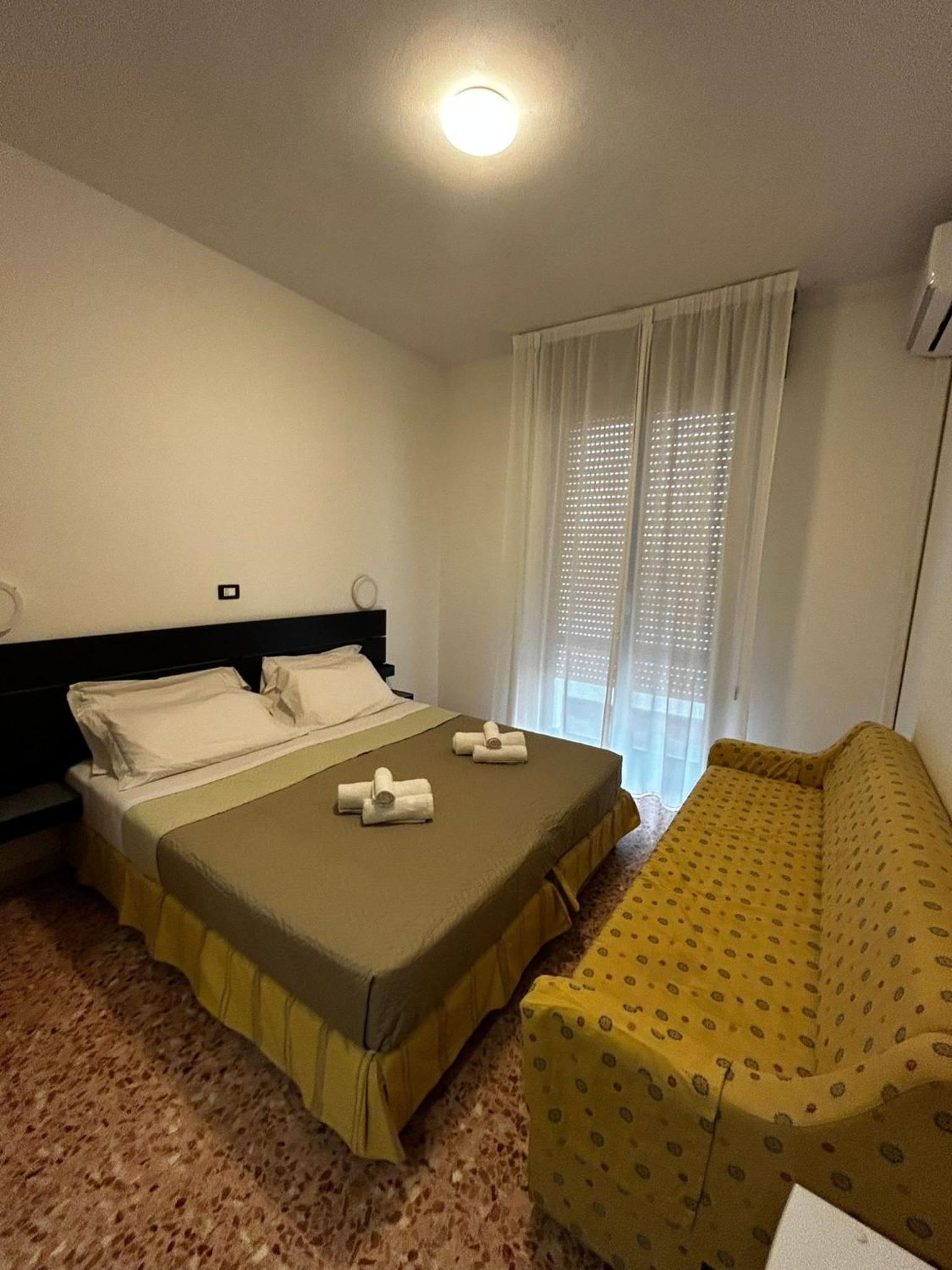 Double Room with Balcony - Photo 2
