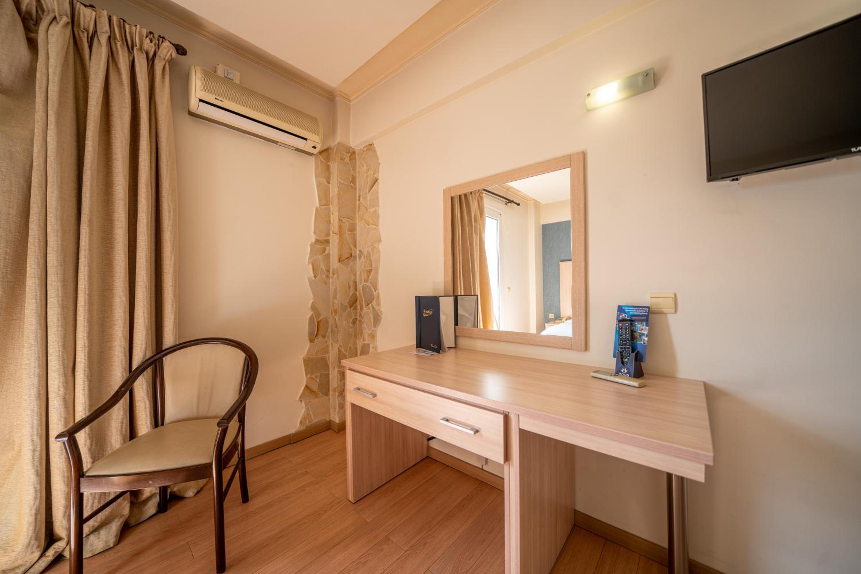 Economy Twin Room photo 2