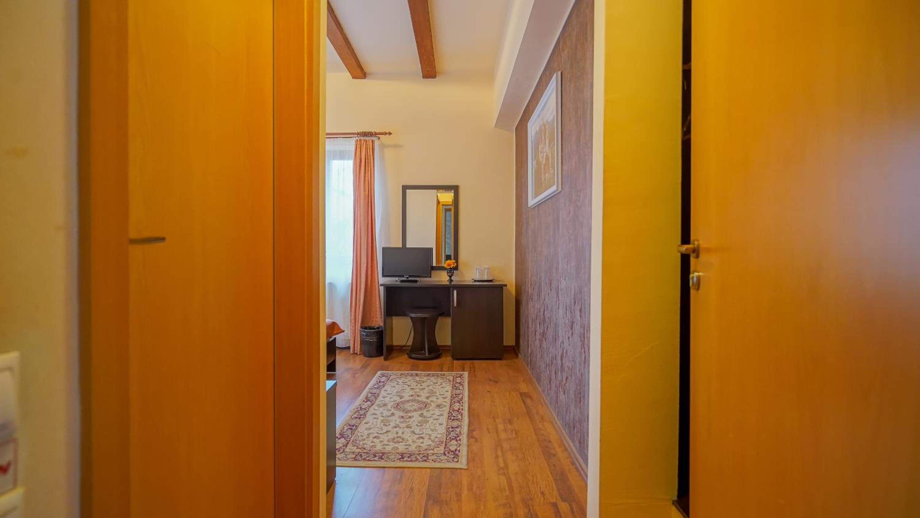 Double Room - Photo 5