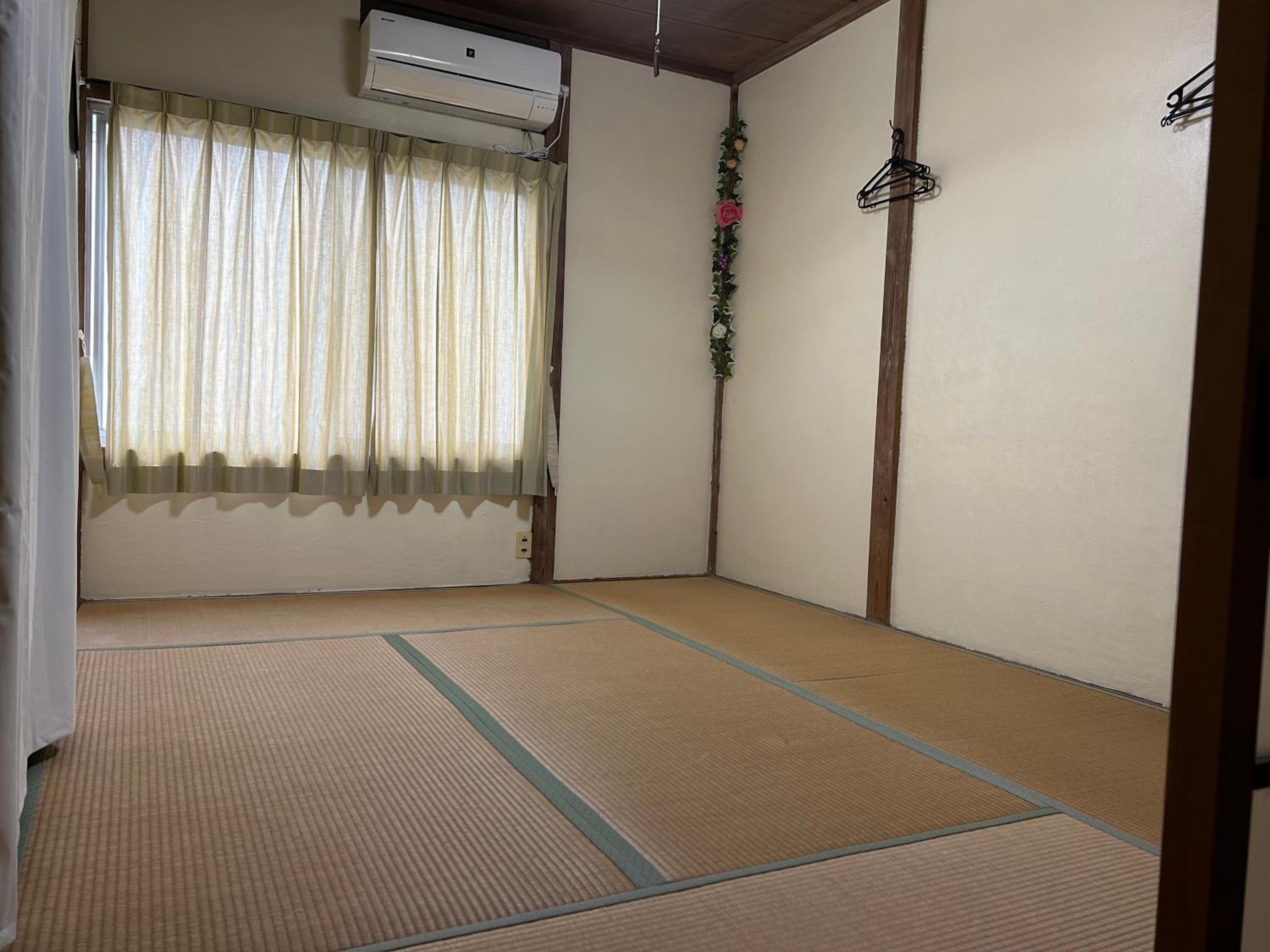Economy Triple Room photo 2