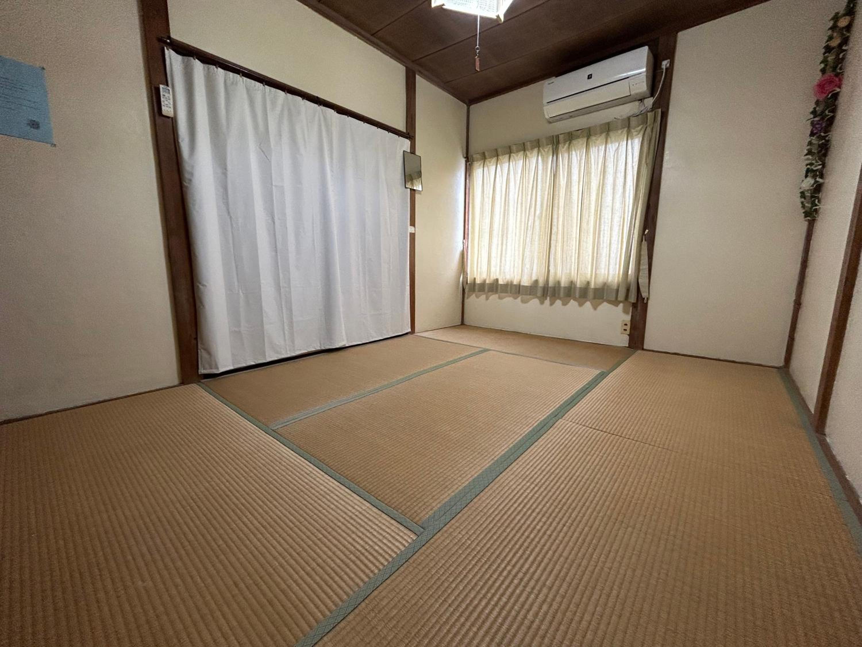 Economy Triple Room photo 3