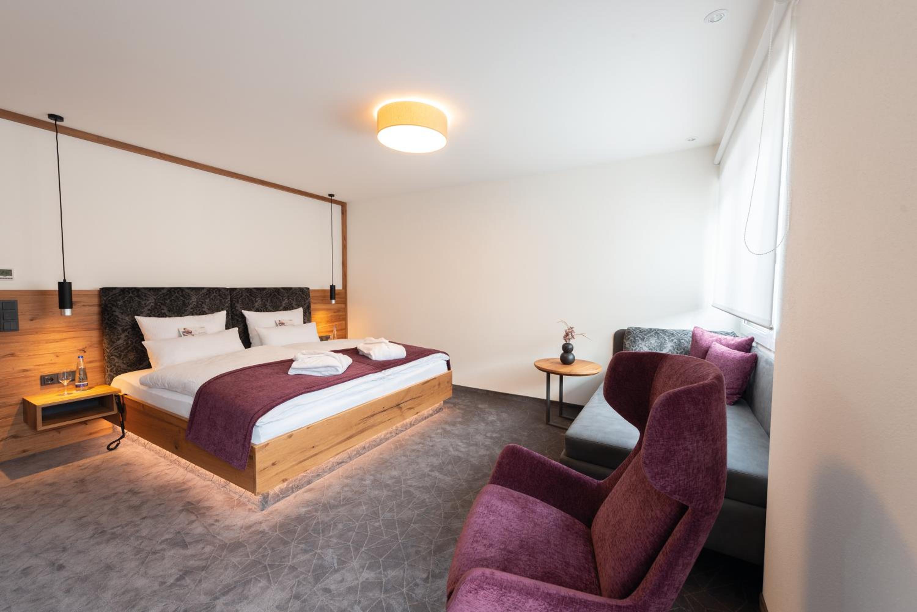 Deluxe Double Room with Balcony - Photo 4