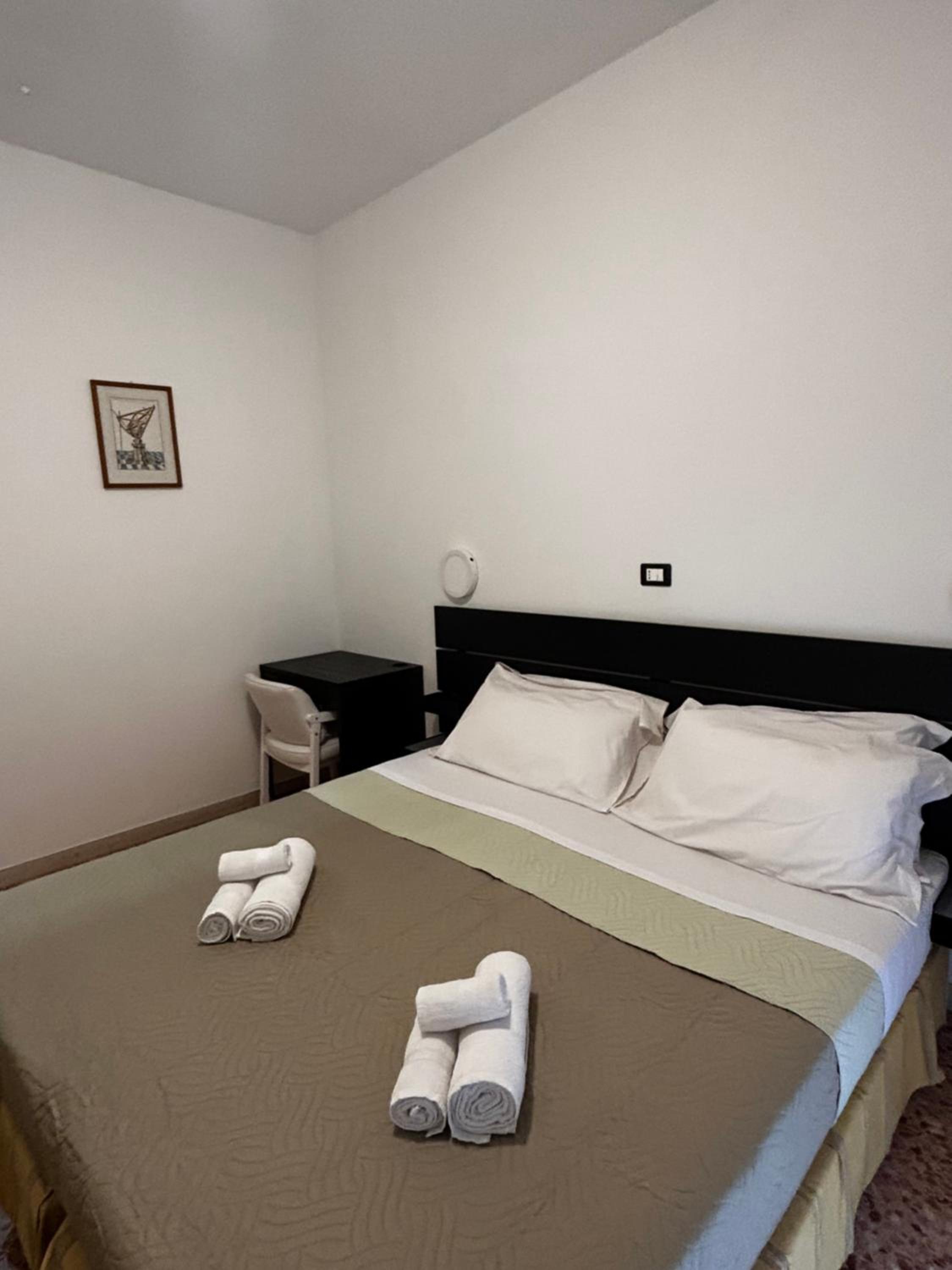 Double Room with Balcony - Photo 3