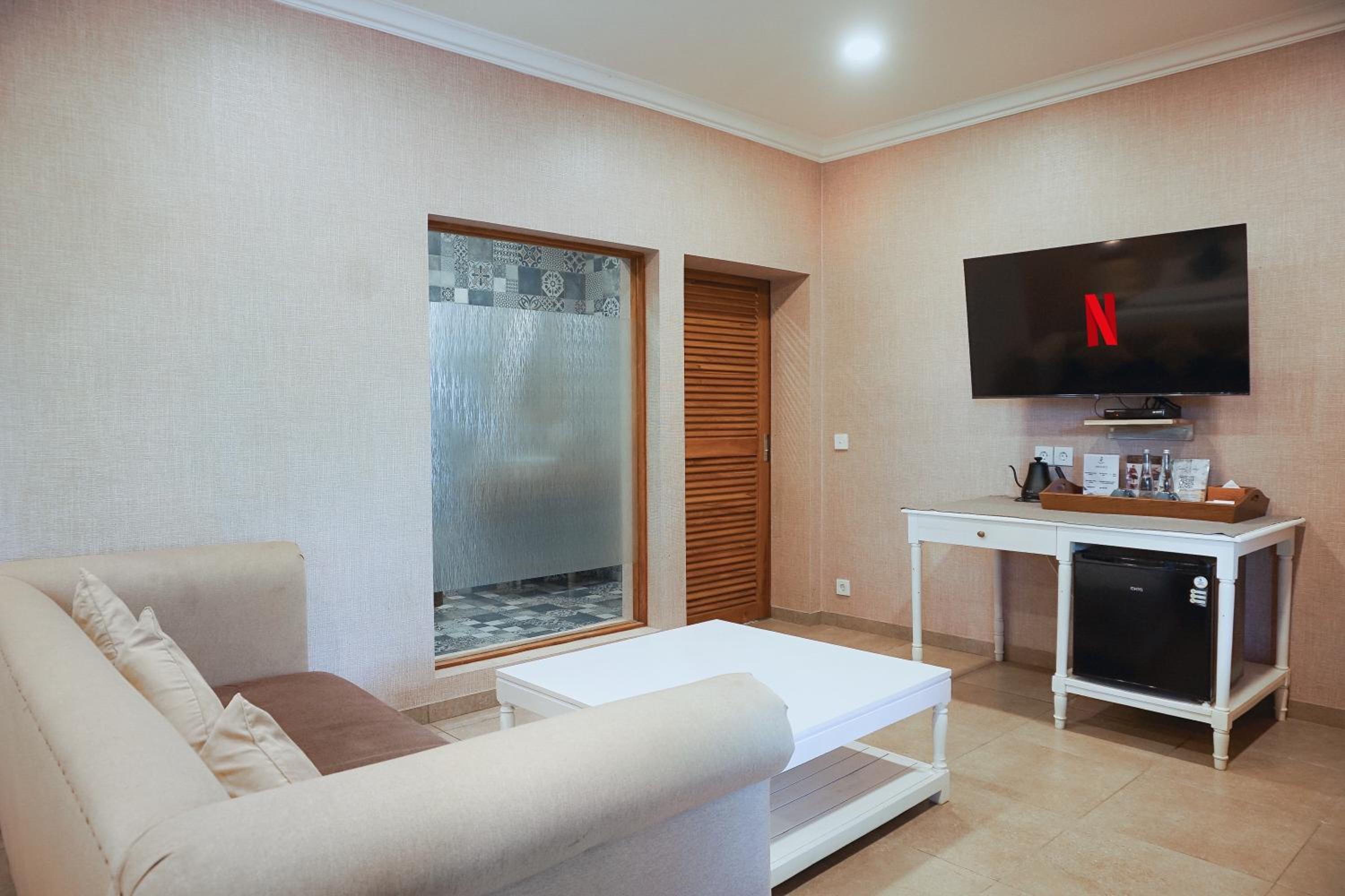 King Suite with Pool View - Photo 4
