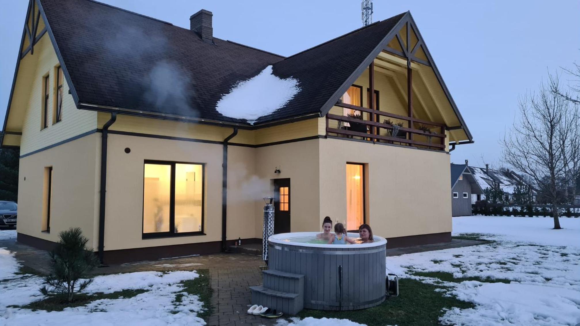 Six-Bedroom House - Photo 2