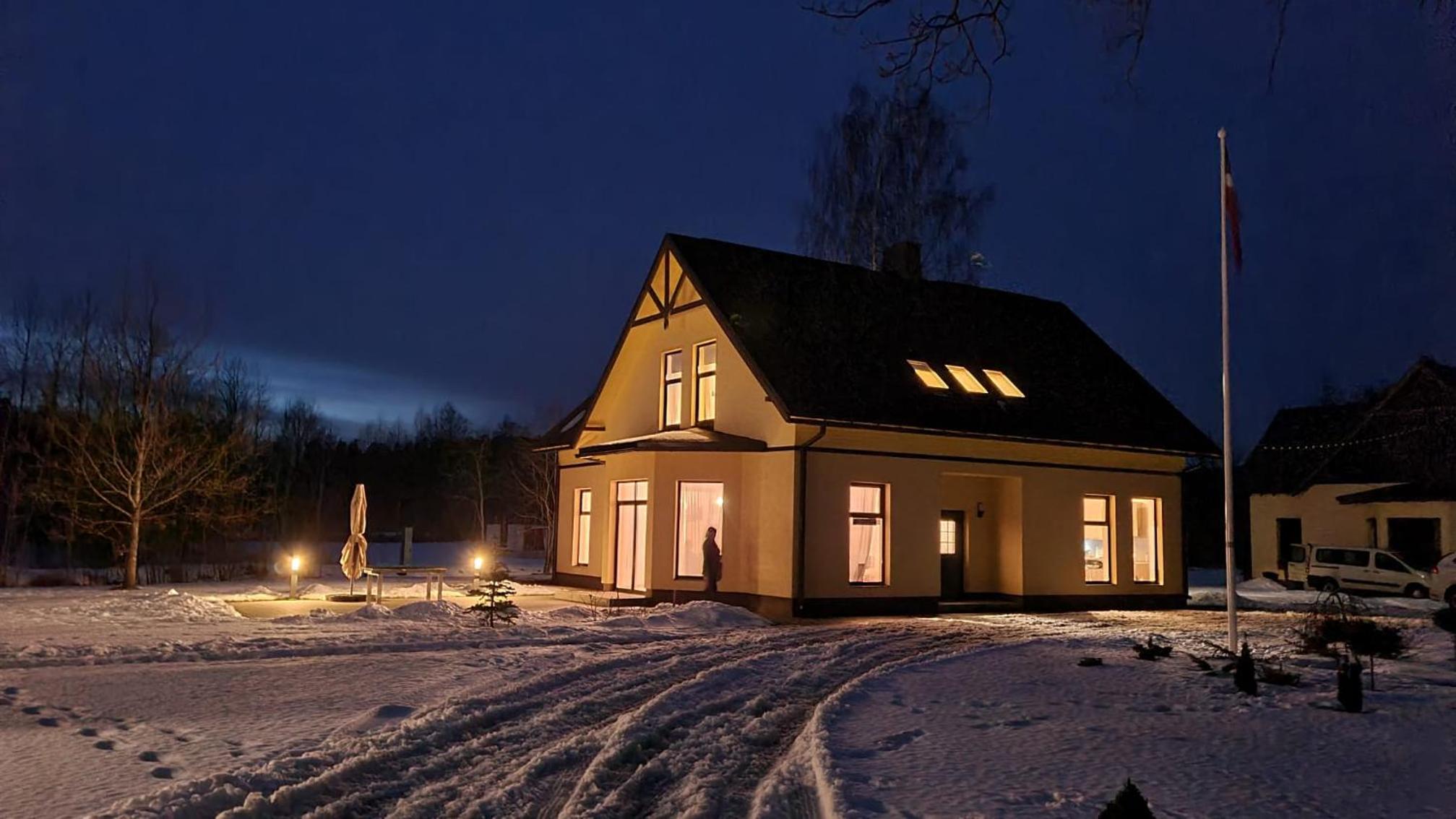 Six-Bedroom House - Photo 46