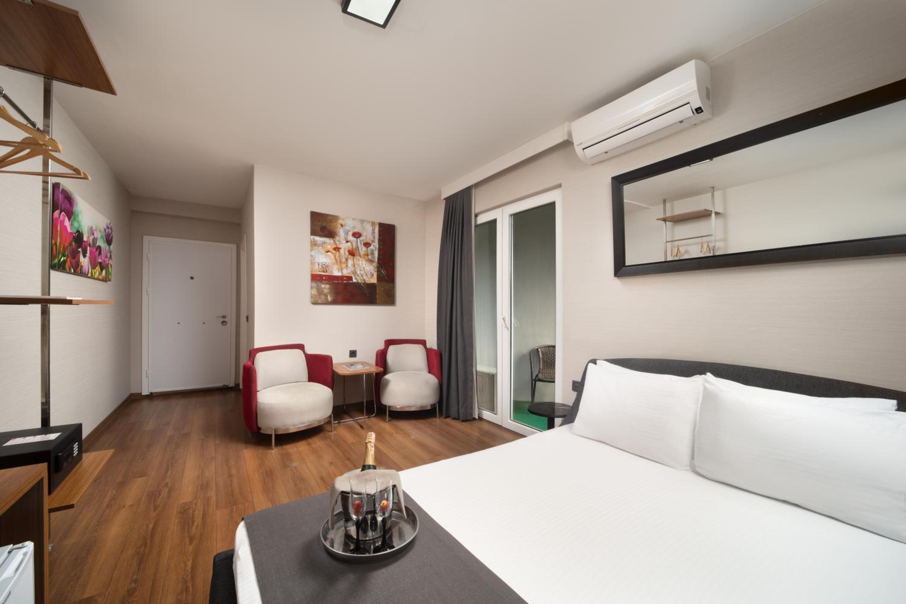 Double Room with Balcony photo 3