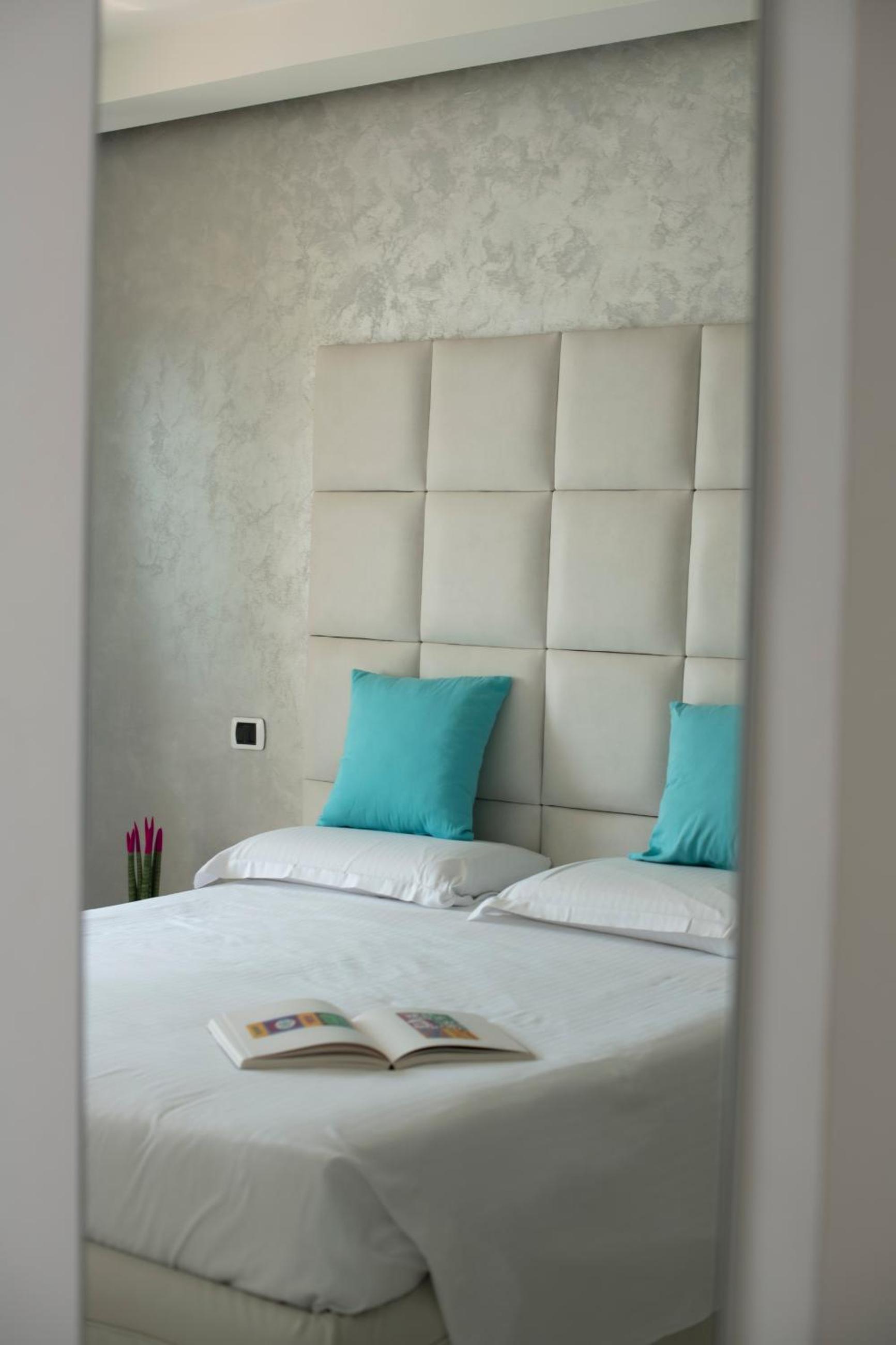 Superior Room with Sea View - Photo 4