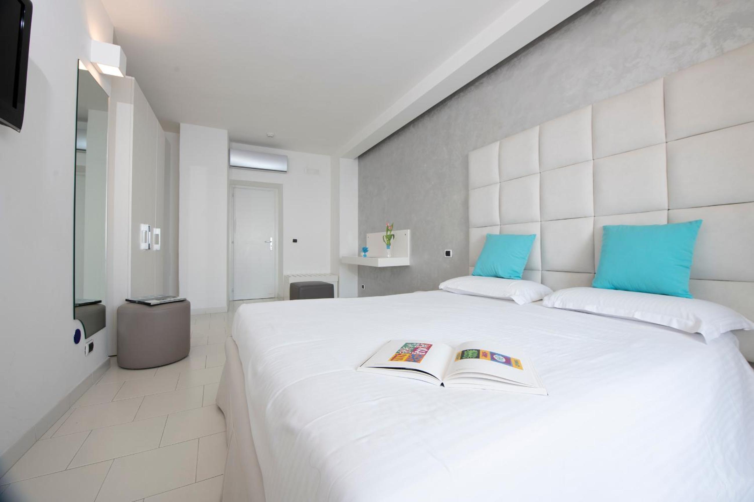 Superior Room with Sea View - Photo 13