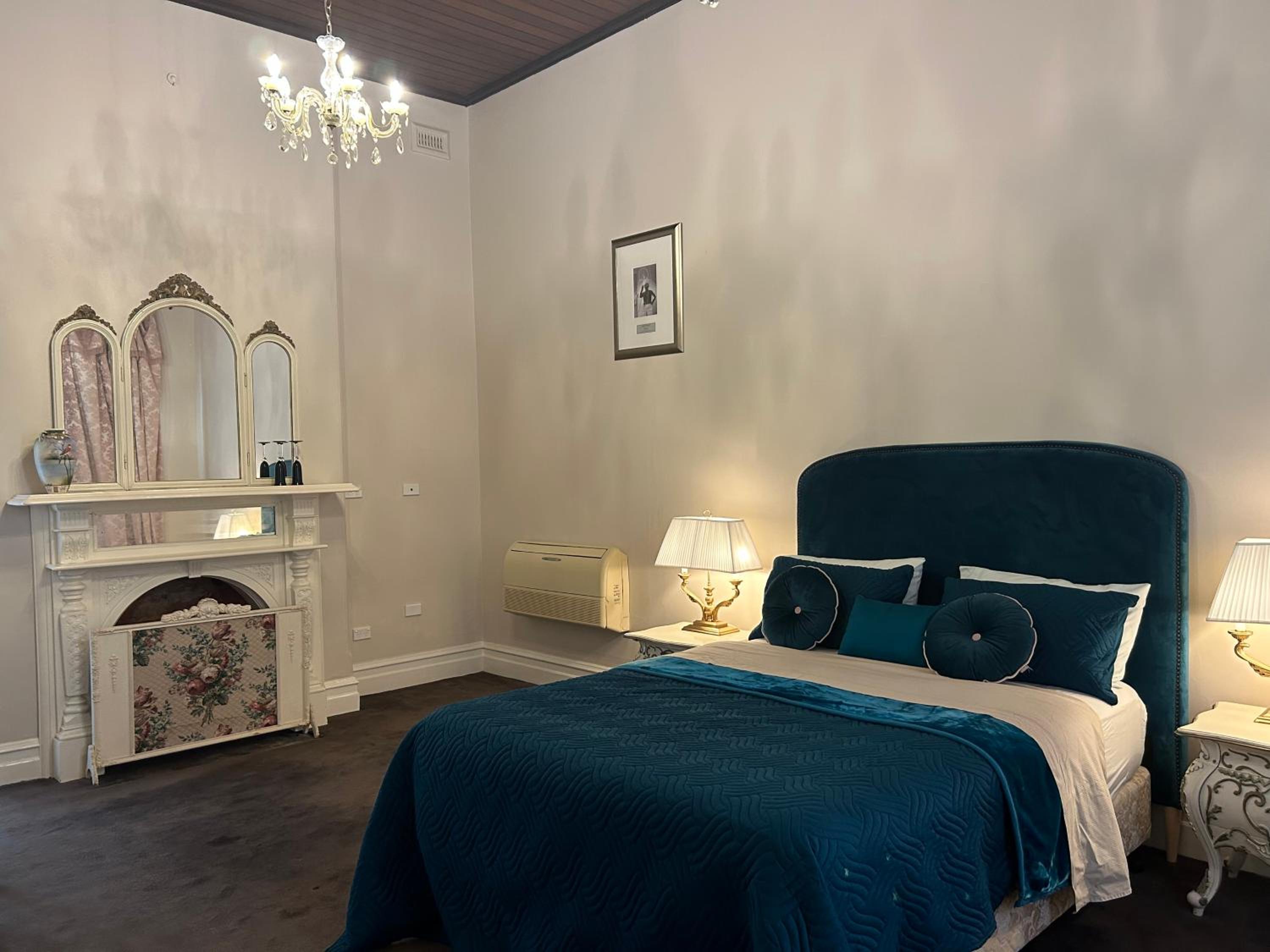 Queen Room photo 2