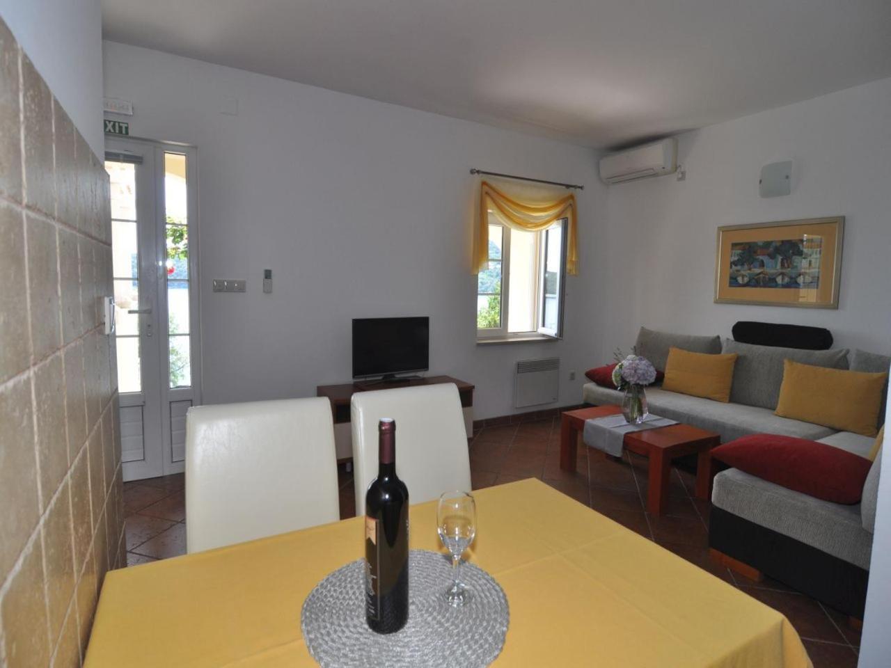 Apartment with Balcony photo 3