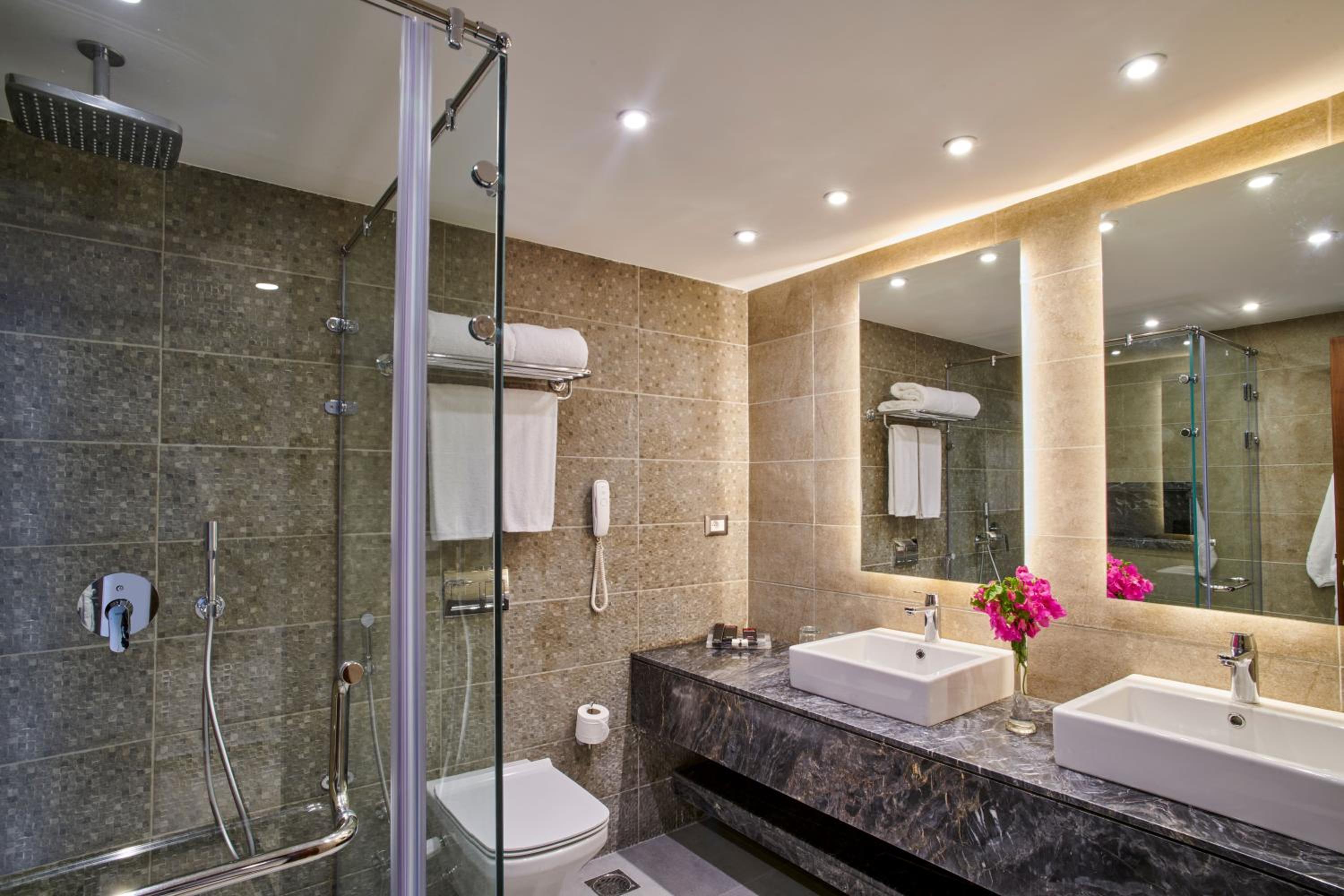 Executive Suite - Photo 3