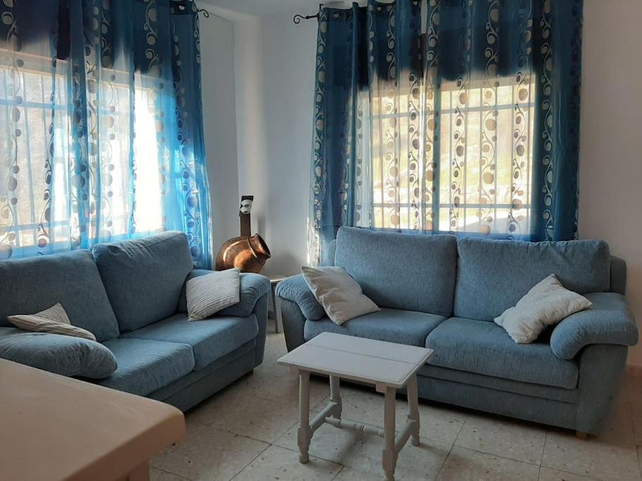 Six-Bedroom House photo 3