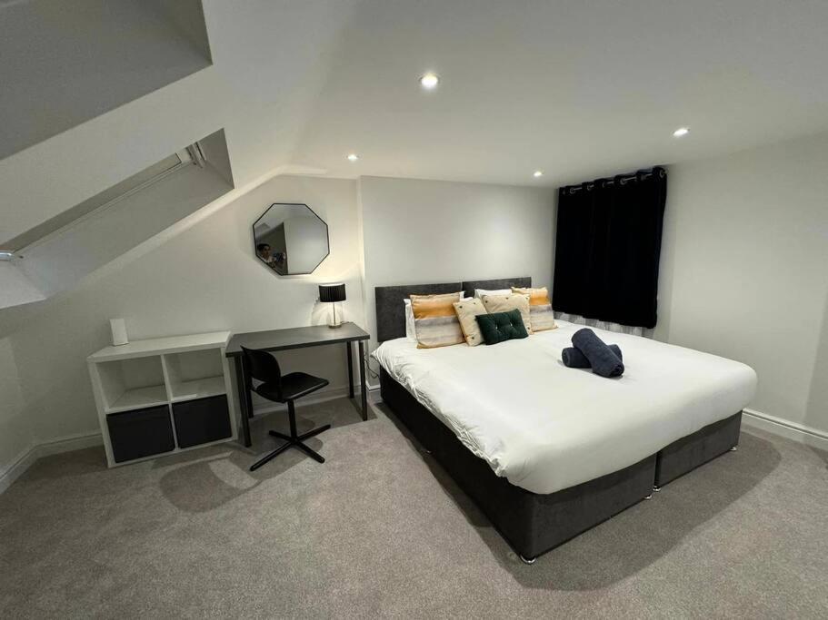 Five-Bedroom House photo 1