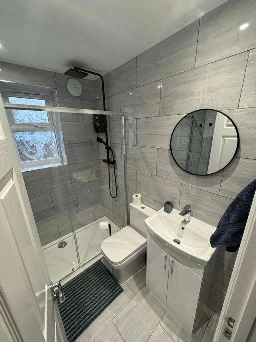 Five-Bedroom House photo 3