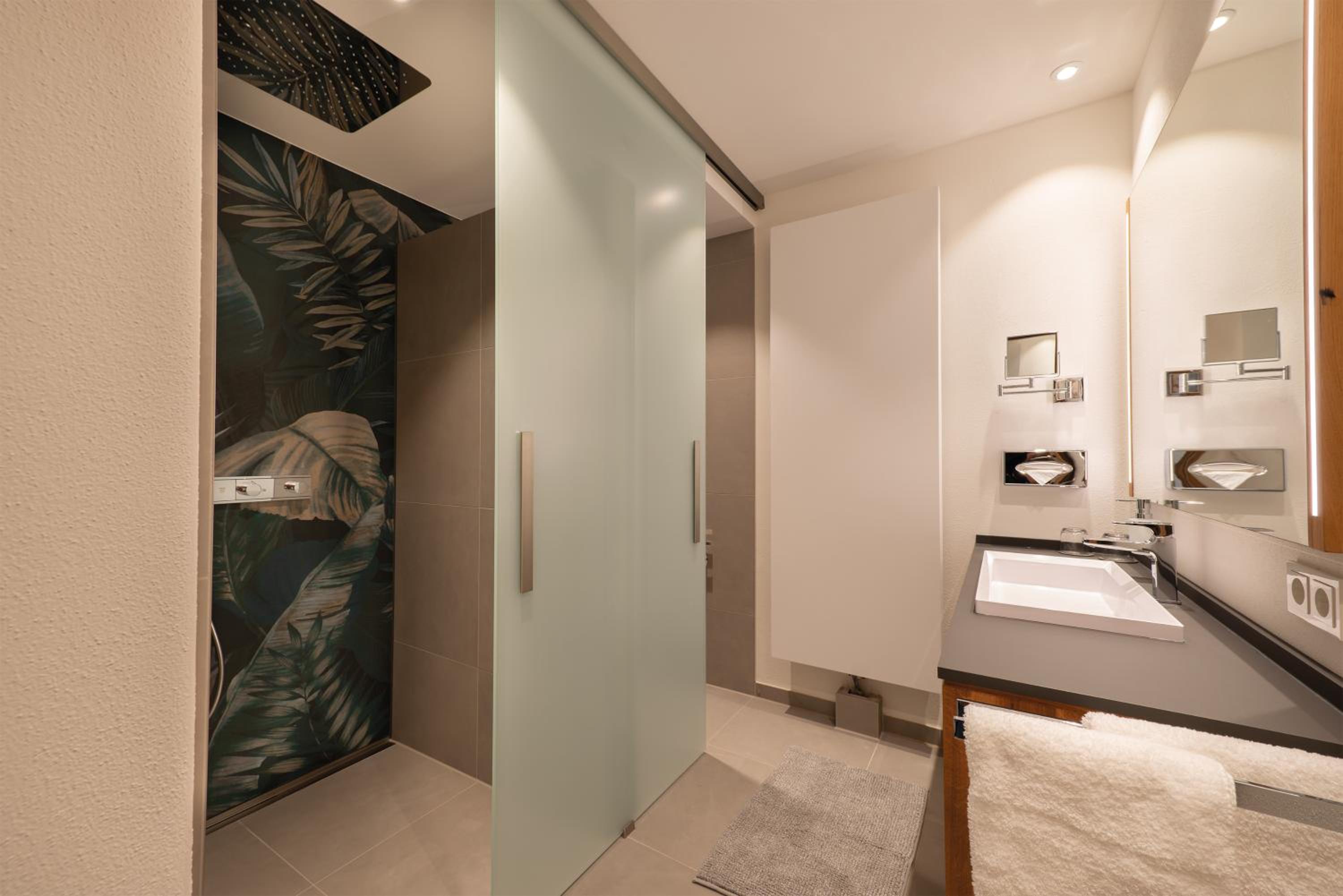 Deluxe Double Room with Balcony - Photo 3