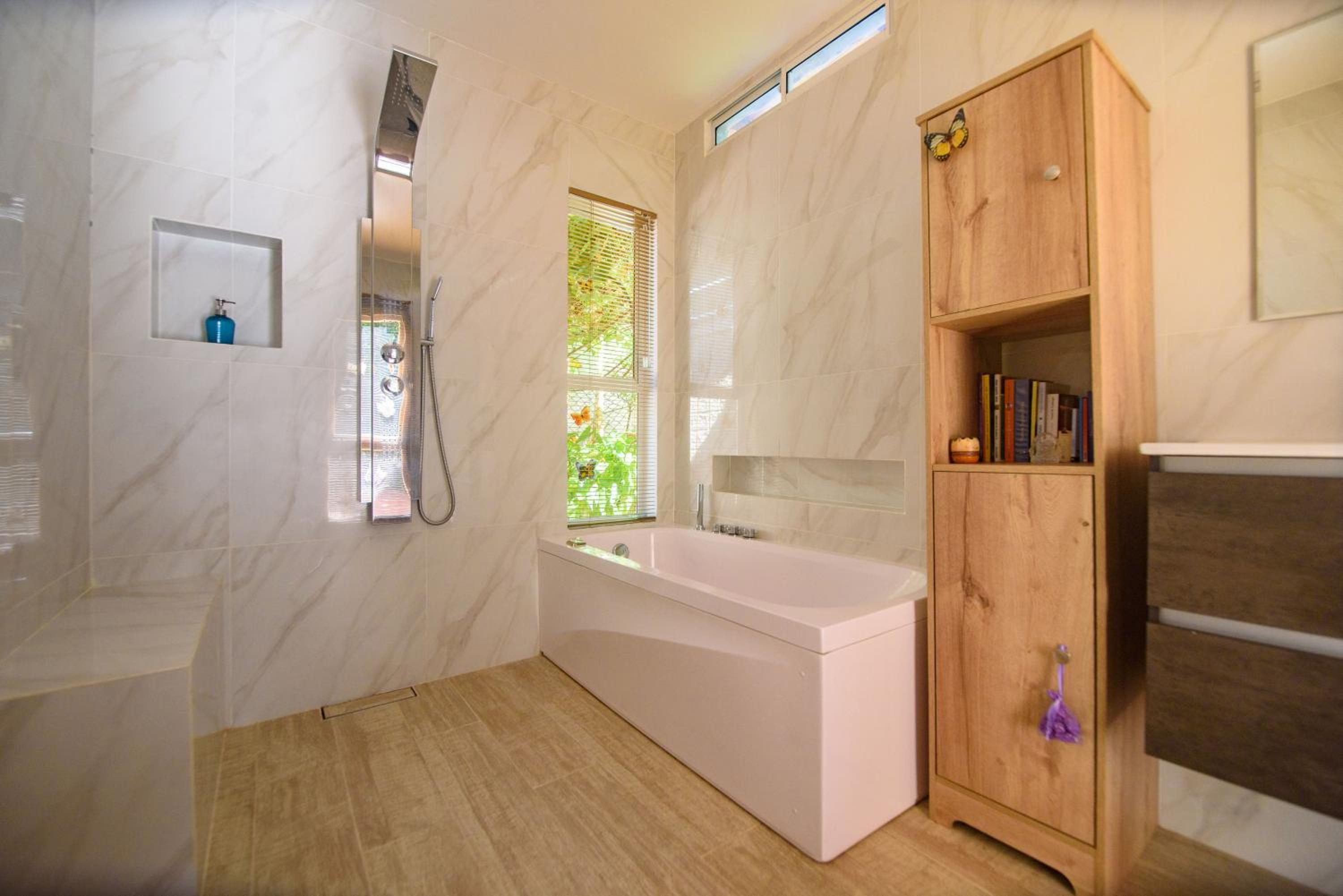 Deluxe Suite with Spa Bath photo 2