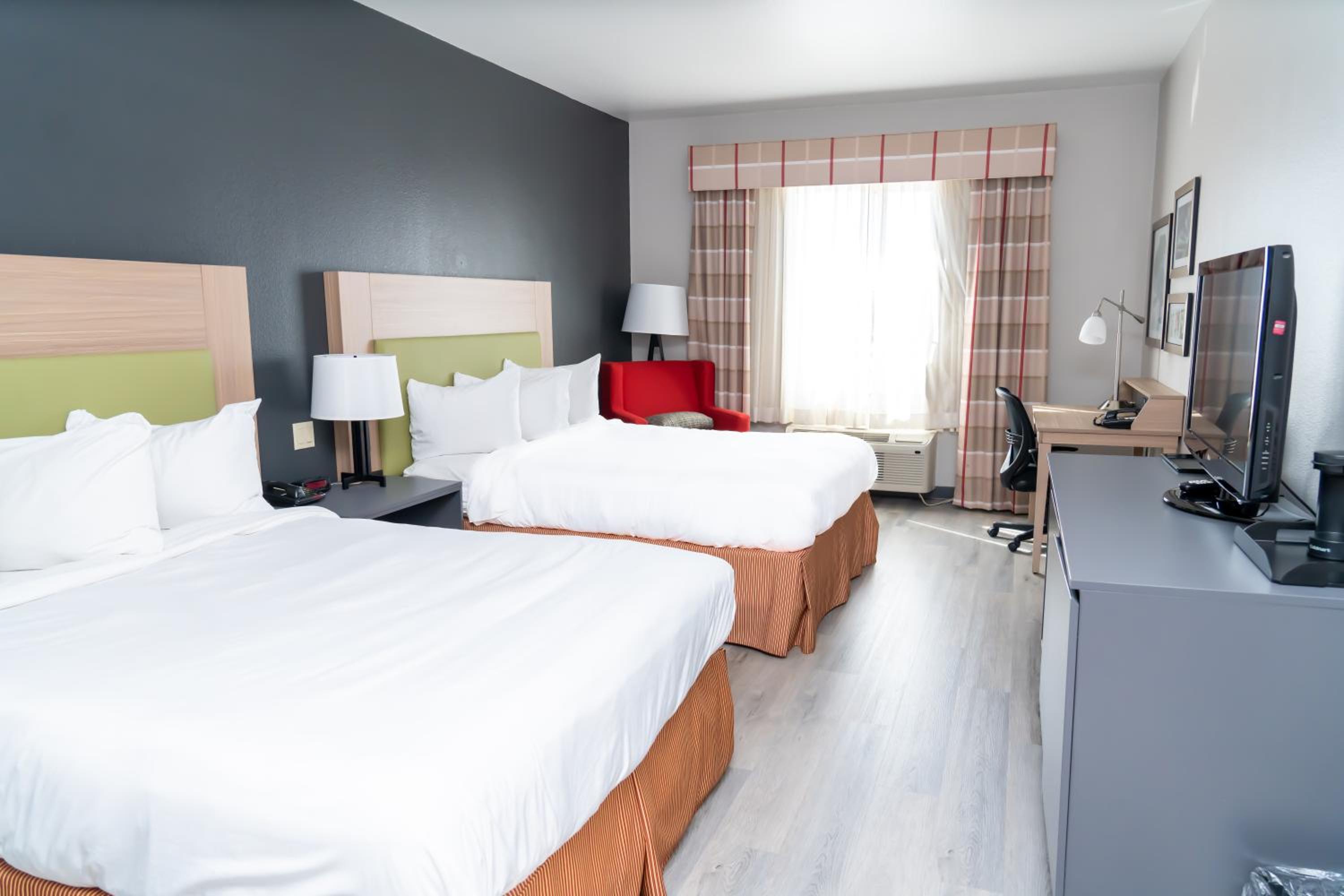 Queen Room with Two Queen Beds - Photo 4