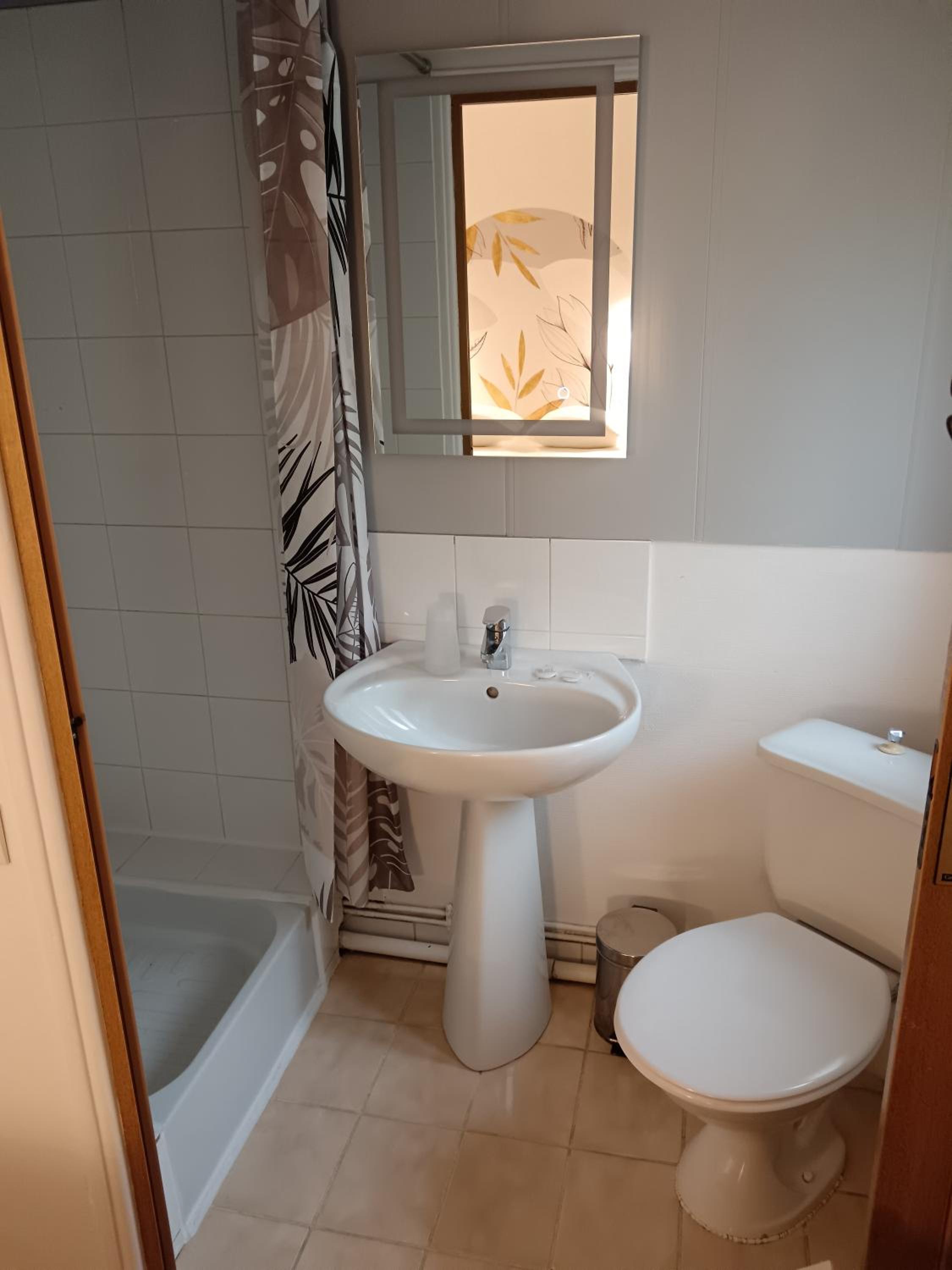 Small Double Room thumbnail 5