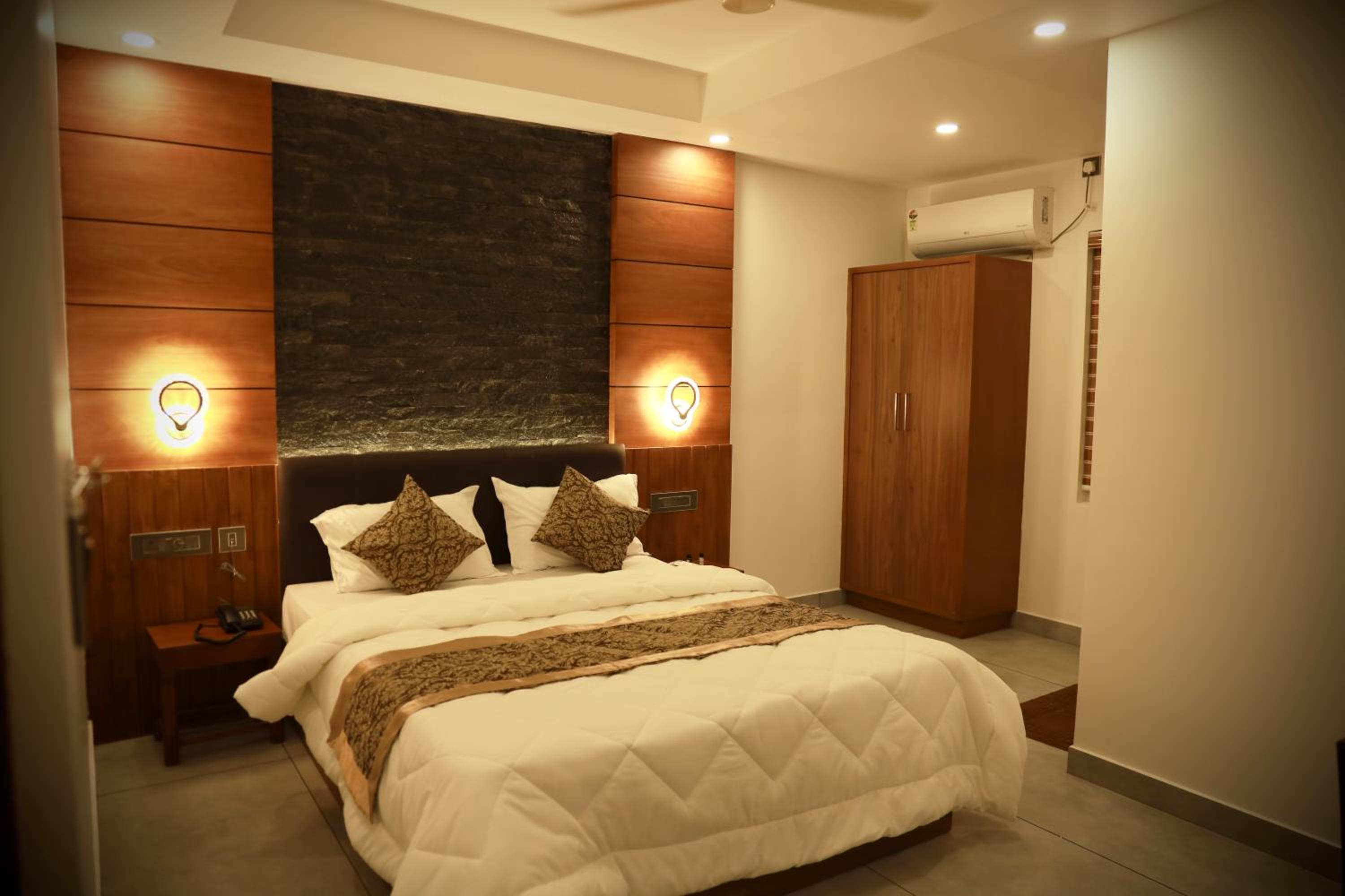 Deluxe Double Room (2 Adults + 1 Child) photo 1