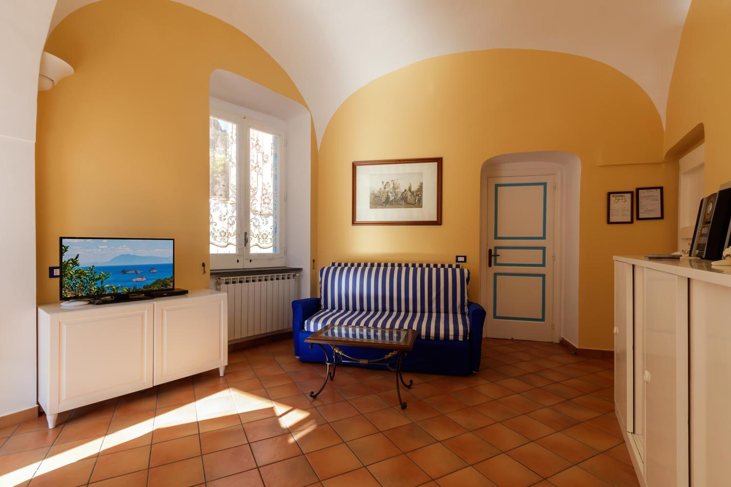 One-Bedroom Apartment - Photo 11