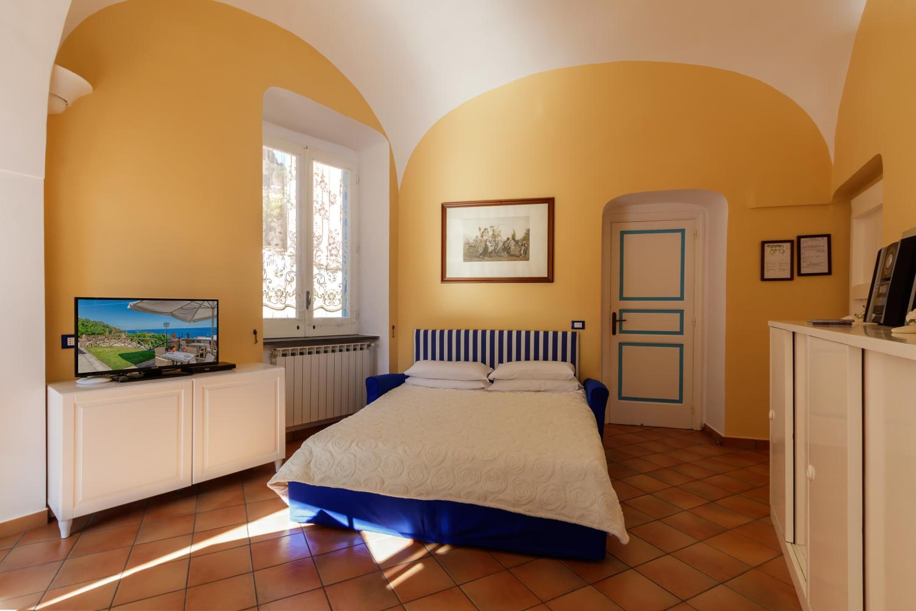 One-Bedroom Apartment - Photo 5