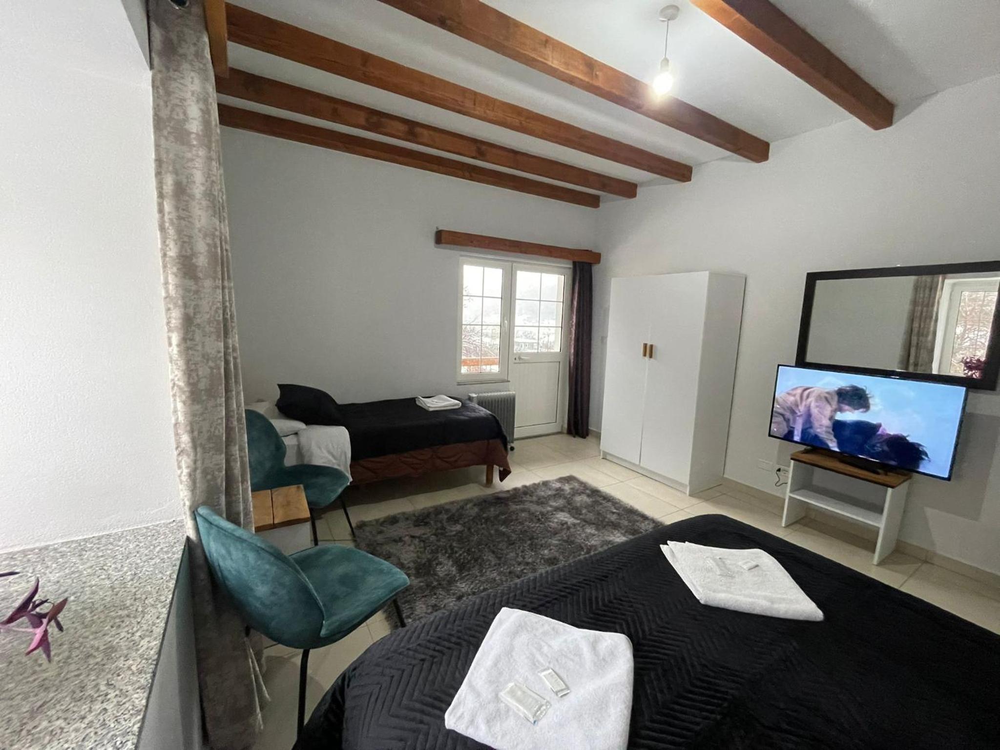 Basic Triple Room with Shared Bathroom photo 1