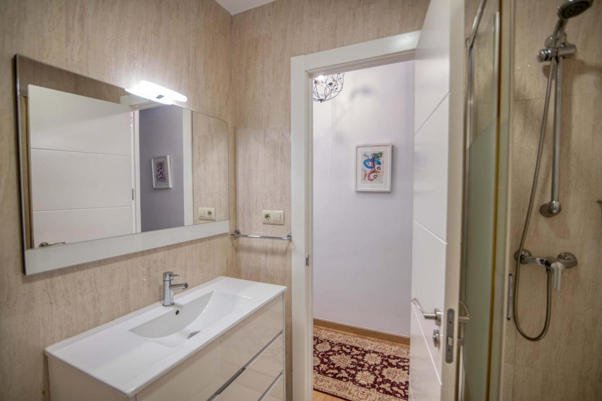 Three-Bedroom Apartment (6 Adults) - Photo 21