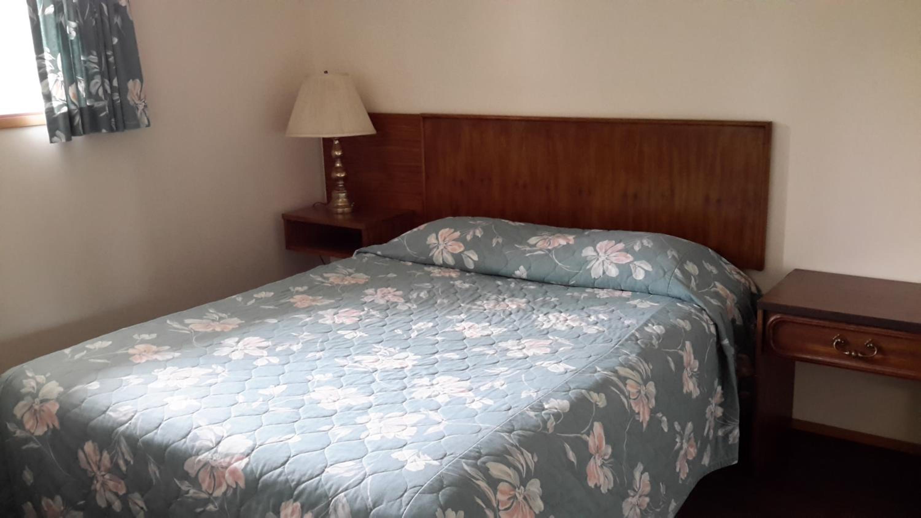 Queen  Room with Full Kitchen photo 2