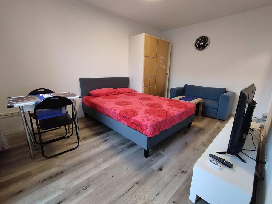 One-Bedroom Apartment photo 1