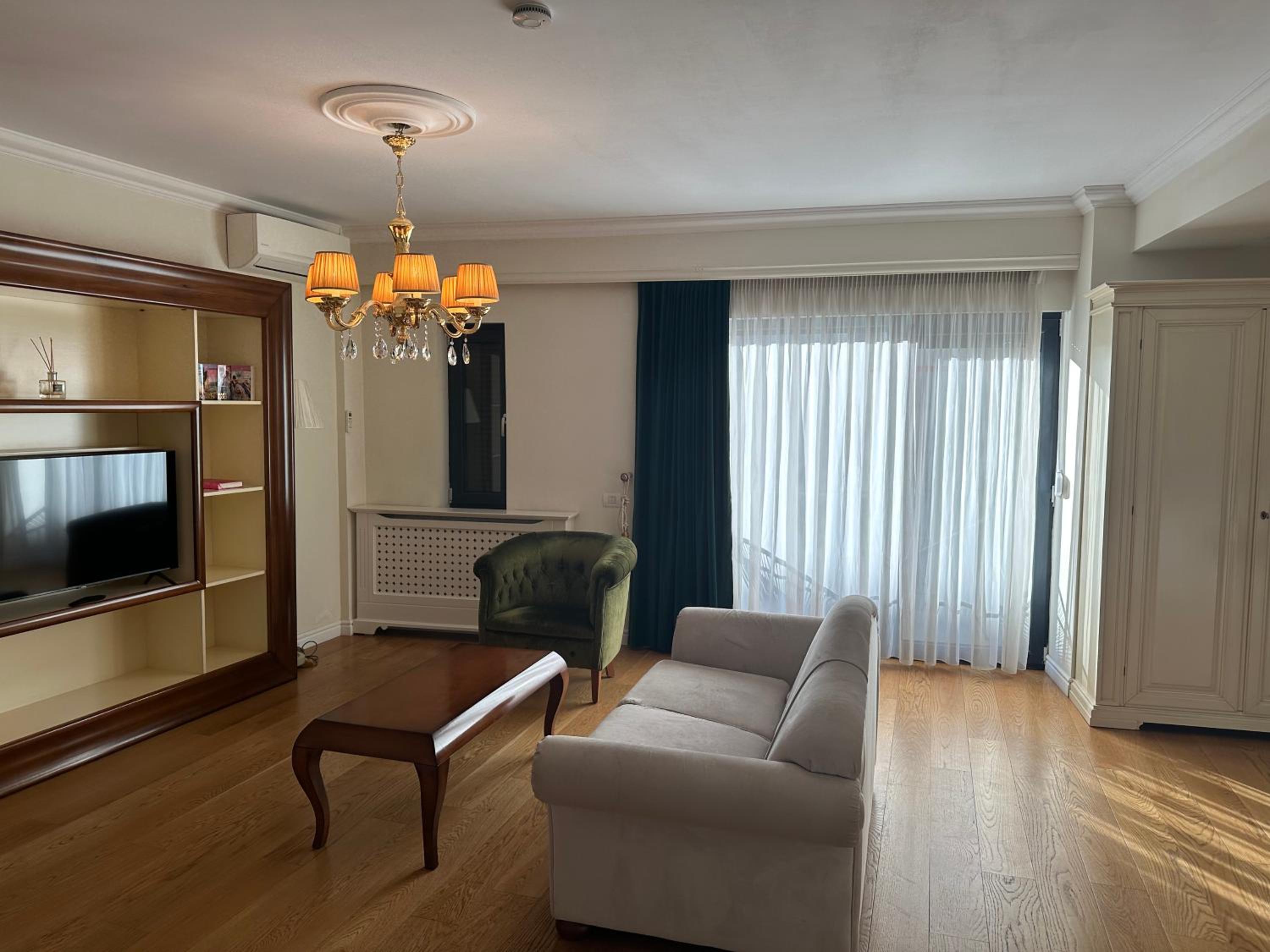 One-Bedroom Apartment - Photo 2
