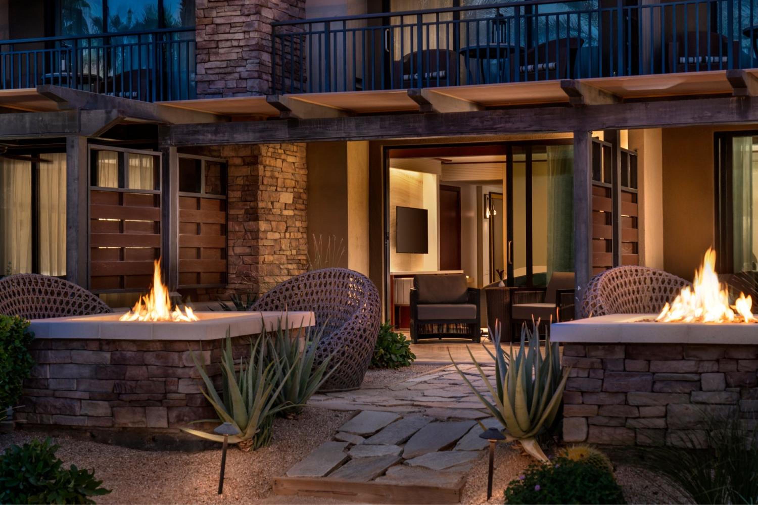 Terrace Firepit Room - 2 Queens  - Photo 3
